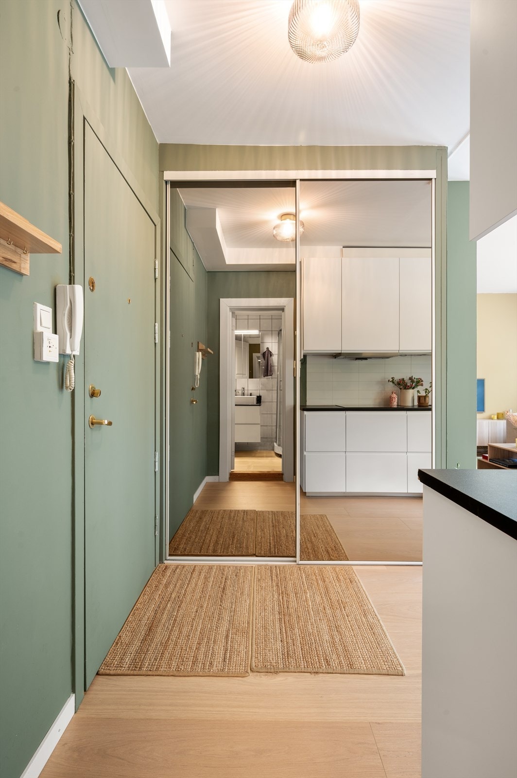 I entréen er det god plass til oppbevaring av yttertøy og sko i stor skyvedørsgarderobe med speilfronter. Galleribilde