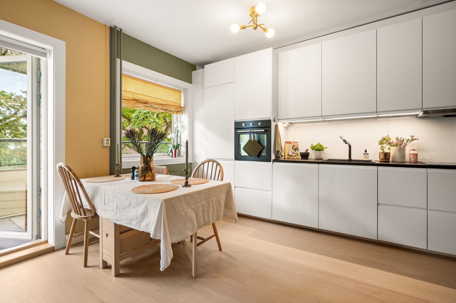 Store vinduer og balkong vender mot et idyllisk grøntområde og sørger for gode lysforhold og en luftig atmosfære. Galleribilde