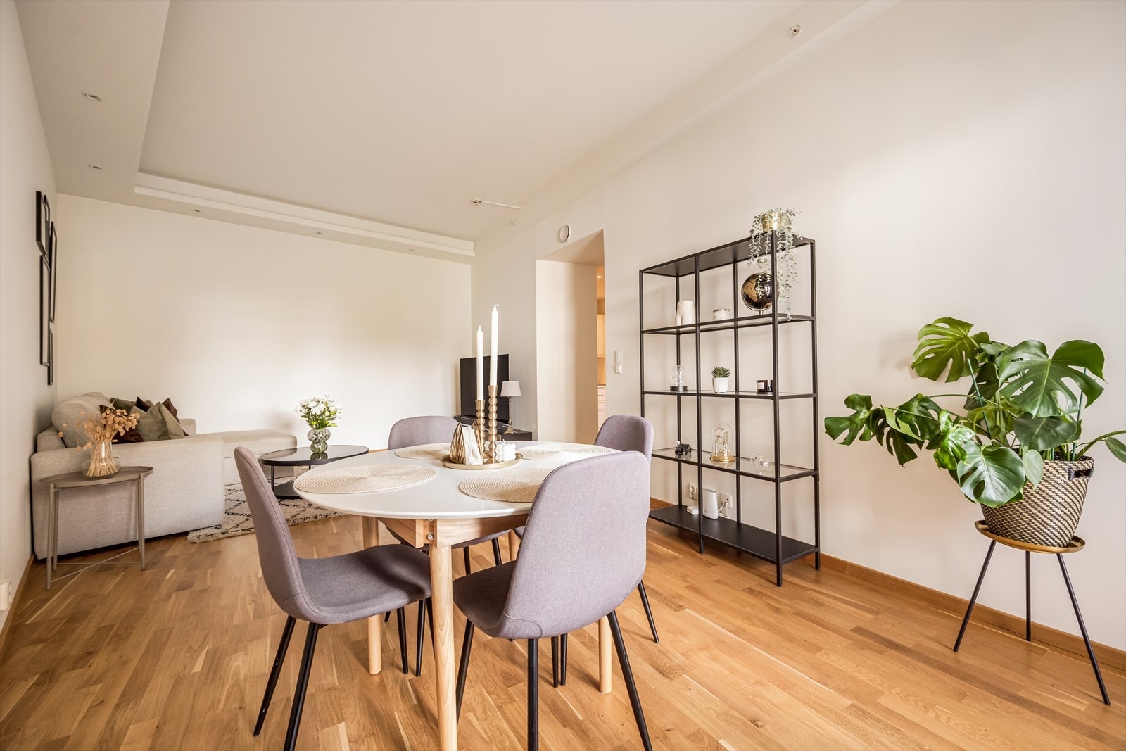 Her er det god plass til en komfortabel sofagruppe, spisebord og øvrig ønsket møblement - enten du vil samle venner rundt middagsbordet eller nyte en rolig kveld hjemme Galleribilde