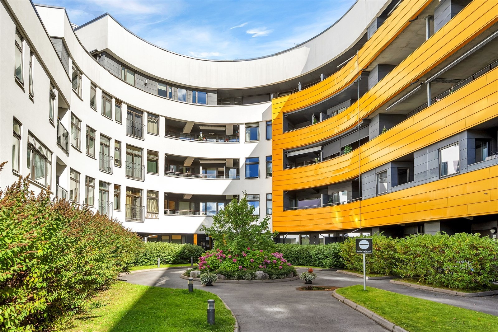 Eiendommen ligger i et attraktivt og veletablert boligområde, hvor du får en fin kombinasjon av sentral beliggenhet og rolige, grønne omgivelser Galleribilde