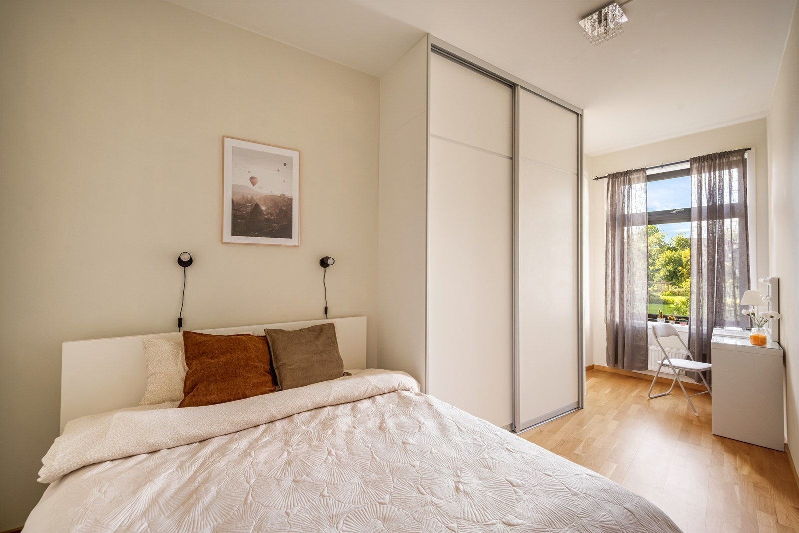 Boligen har to gode soverom med flere bruksmuligheter. Hovedsoverommet er romslig og har god plass til dobbeltseng, garderobeløsning og skrivebord Galleribilde