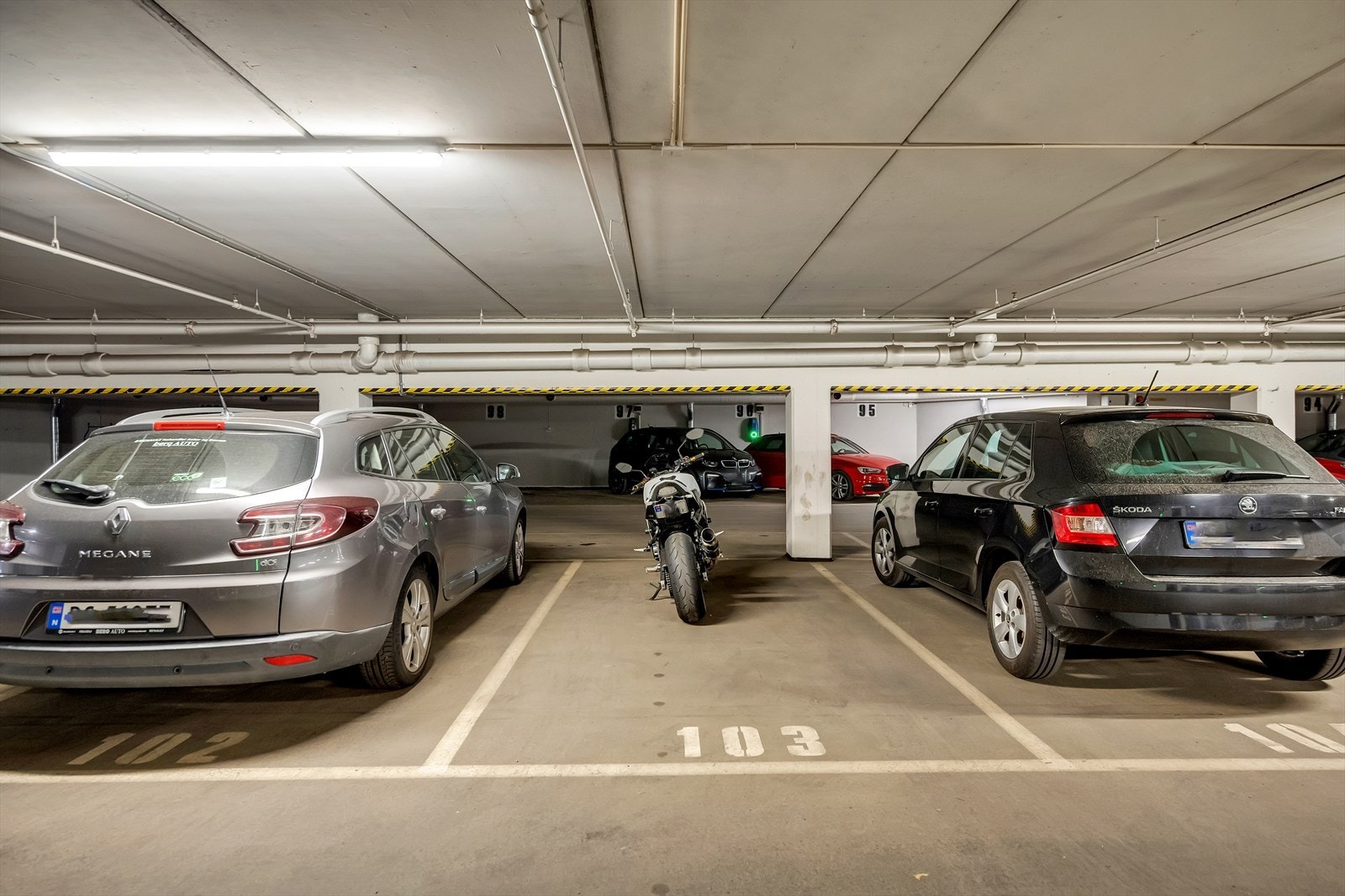 Det medfølger en parkerings hvor det er mulig å installert elbillader. Galleribilde