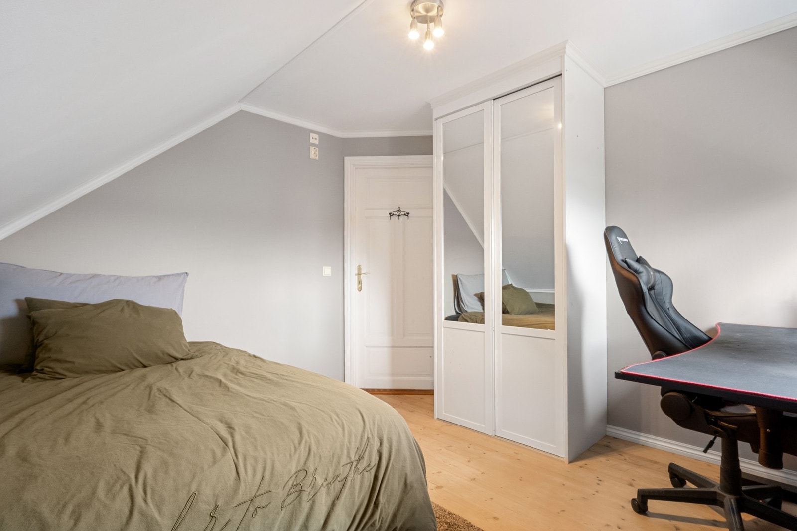 Soverom 2 er av god størrelse med plass til seng, skrivebord og garderobe. Galleribilde