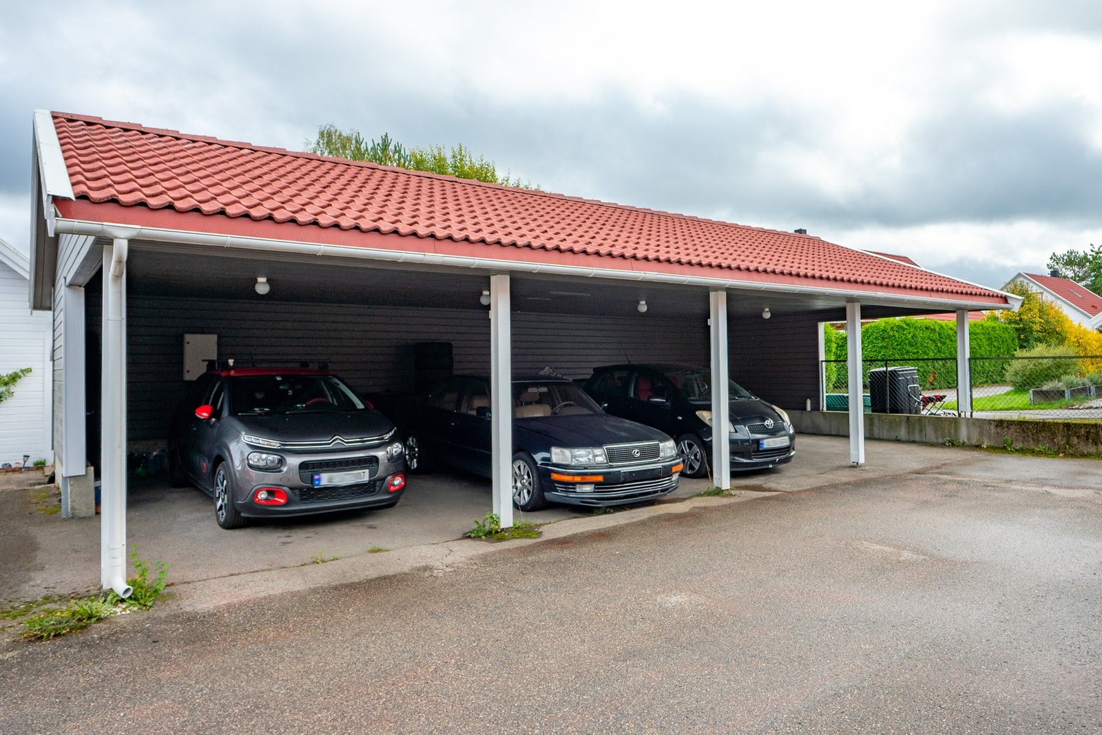 Boligen disponerer carport i felles rekke. Galleribilde