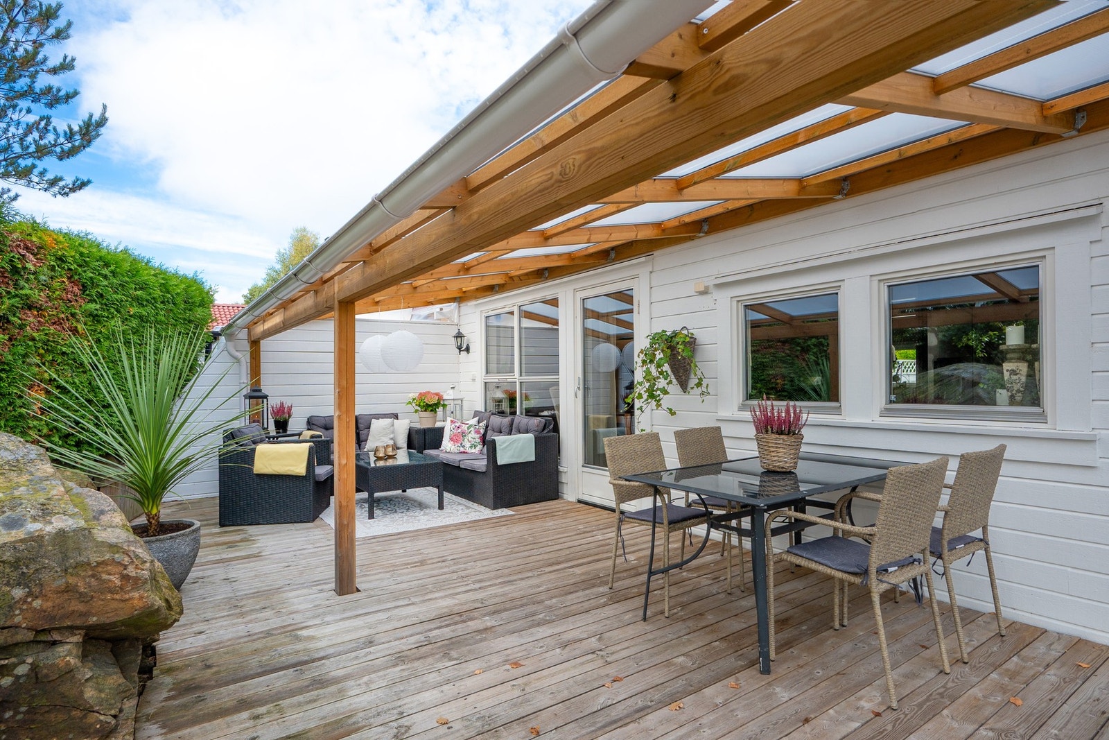 Fra stuen er det utgang til en solrik terrasse, en fin forlengelse av stuen i sommerhalvåret. Galleribilde