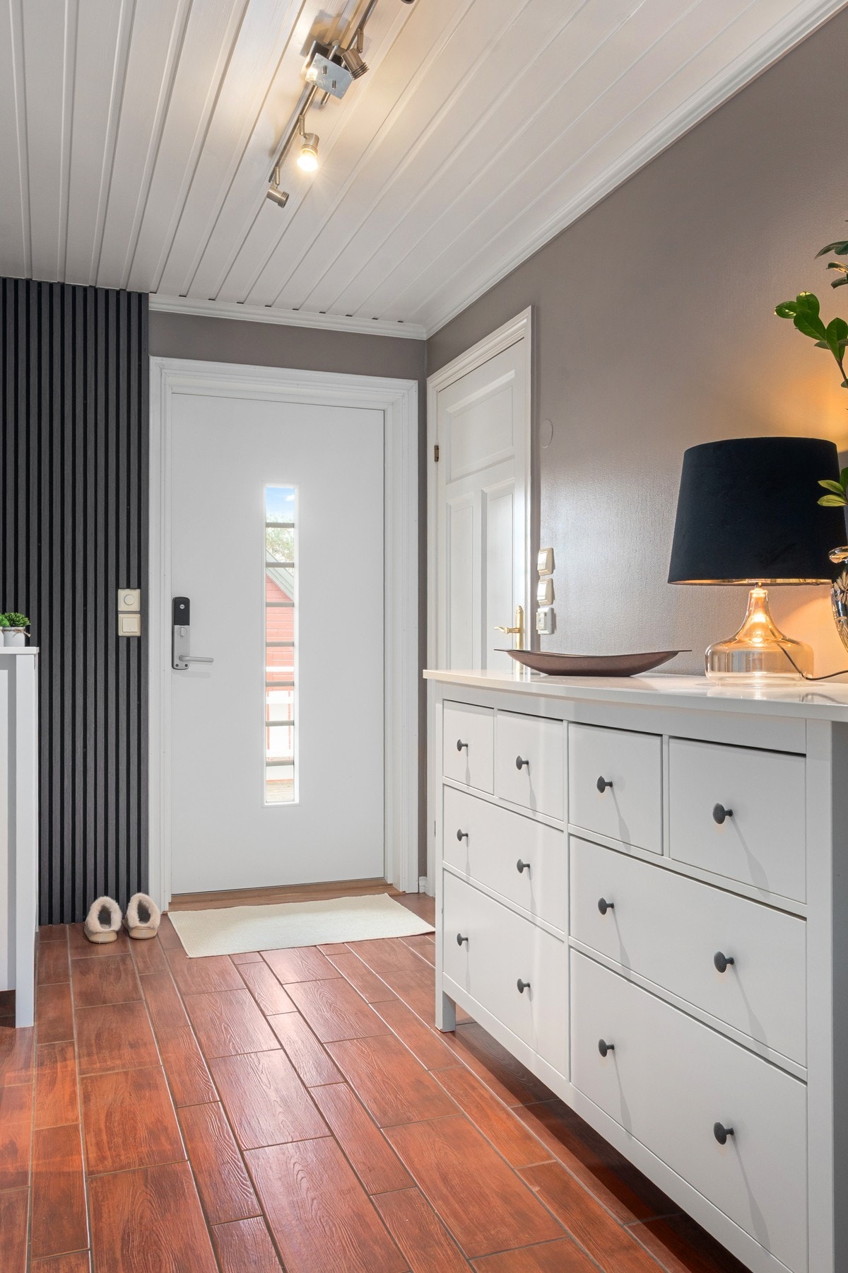 Innbydende entré med varmekabler i gulv. Galleribilde