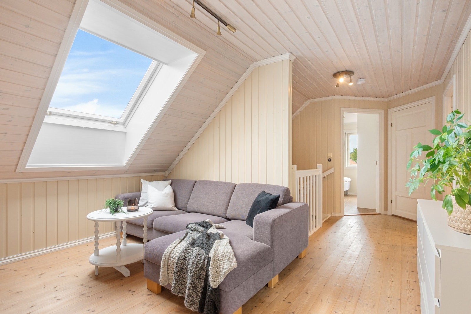 Hyggelig stue med fint lysinnslipp fra takvindu. Galleribilde