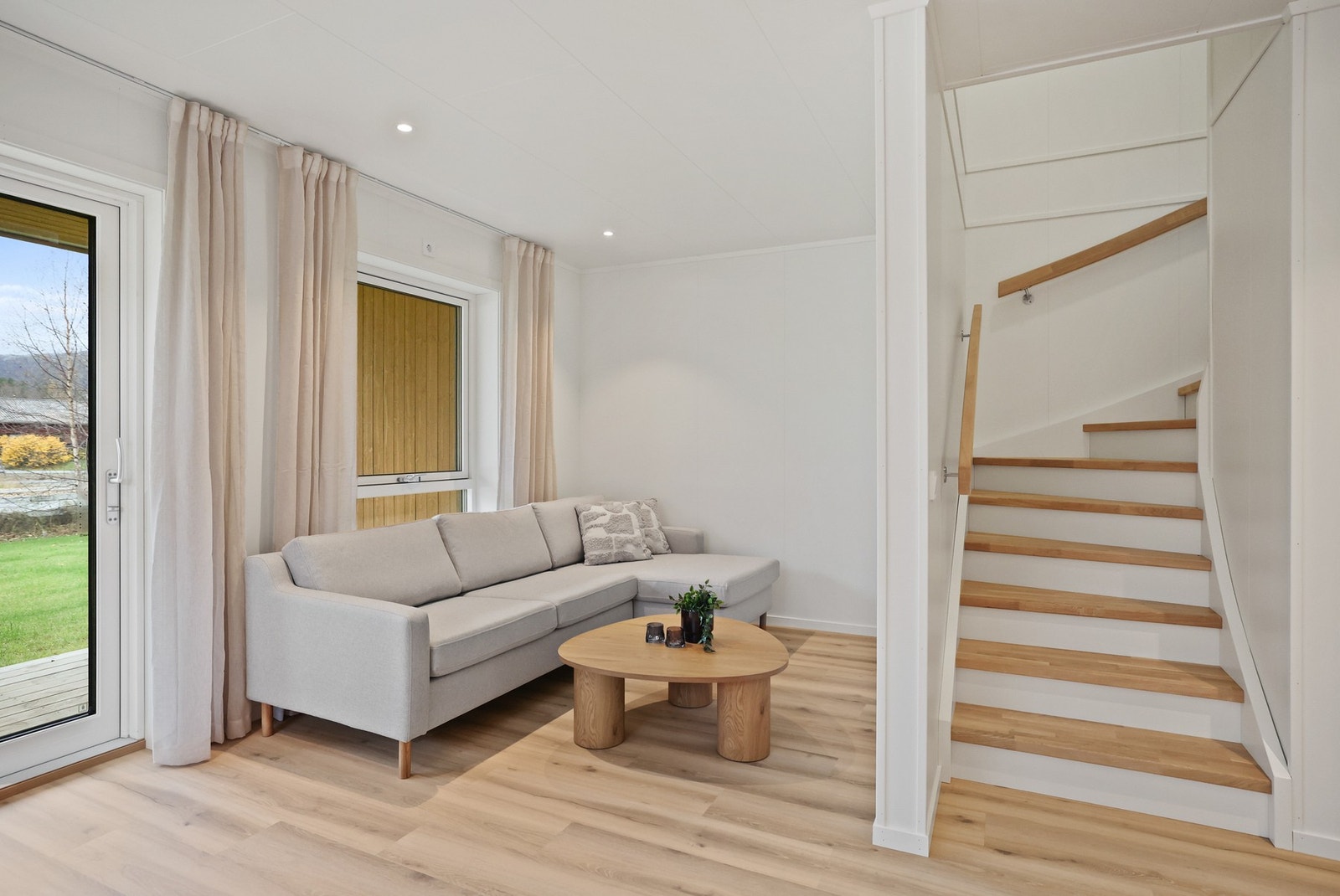 Stue og trapp opp til loft Galleribilde