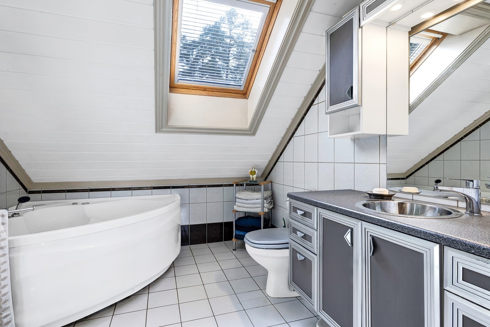 Badet har flislagte overflater og har et boblebad som gjør avslapningen enkel. Galleribilde