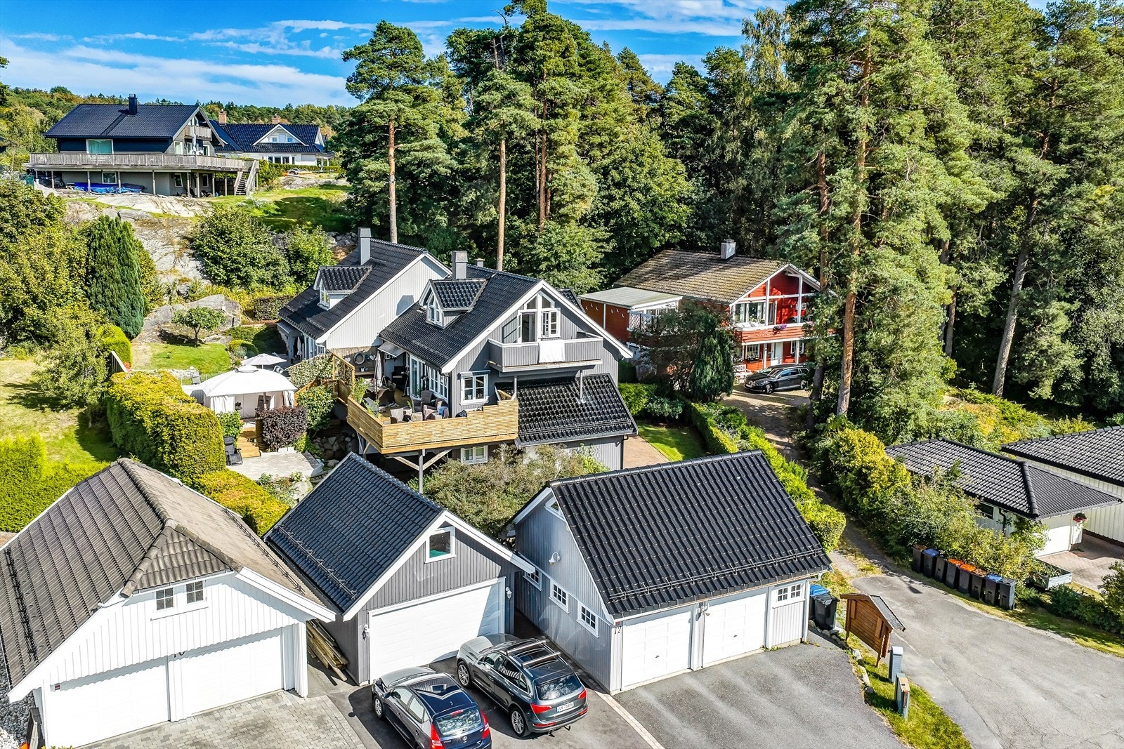 Eiendommen ligger i et rolig og etablert boligområde. Galleribilde