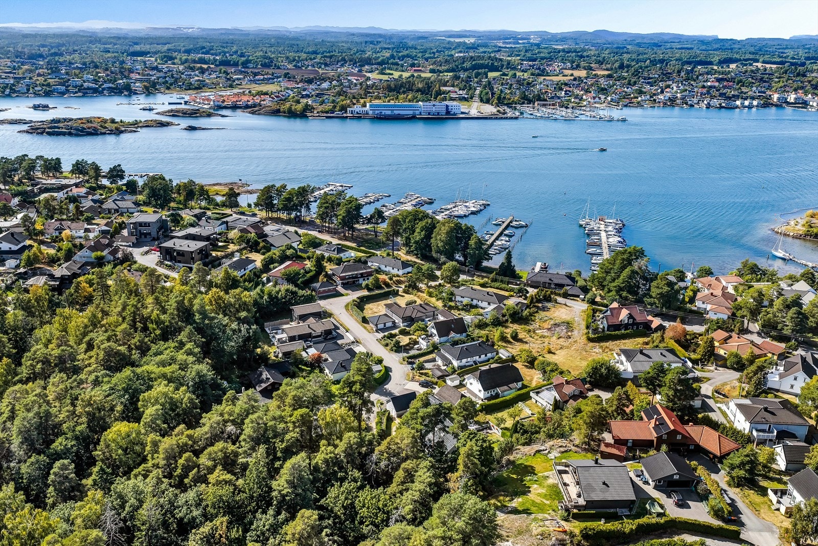 Området byr på ypperlige muligheter for båtliv og rekreasjon ved sjøen. Galleribilde