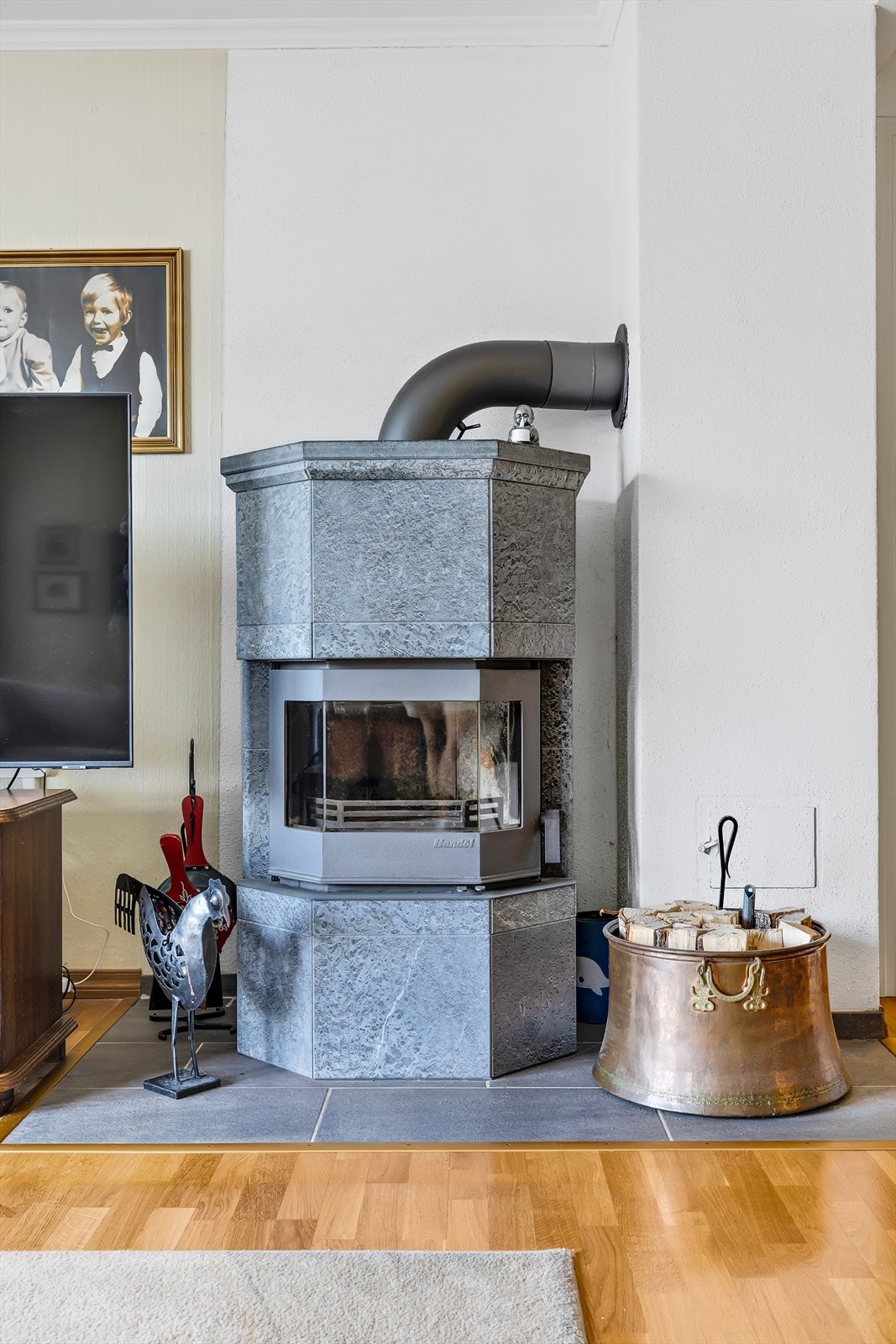Stuen har peisovn som gir ekstra varme og hygge. Galleribilde