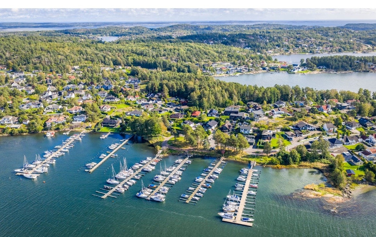 Her bor man i en rolig blindgate, midt mellom sandstrand og båtbrygger i gangavstand. Galleribilde