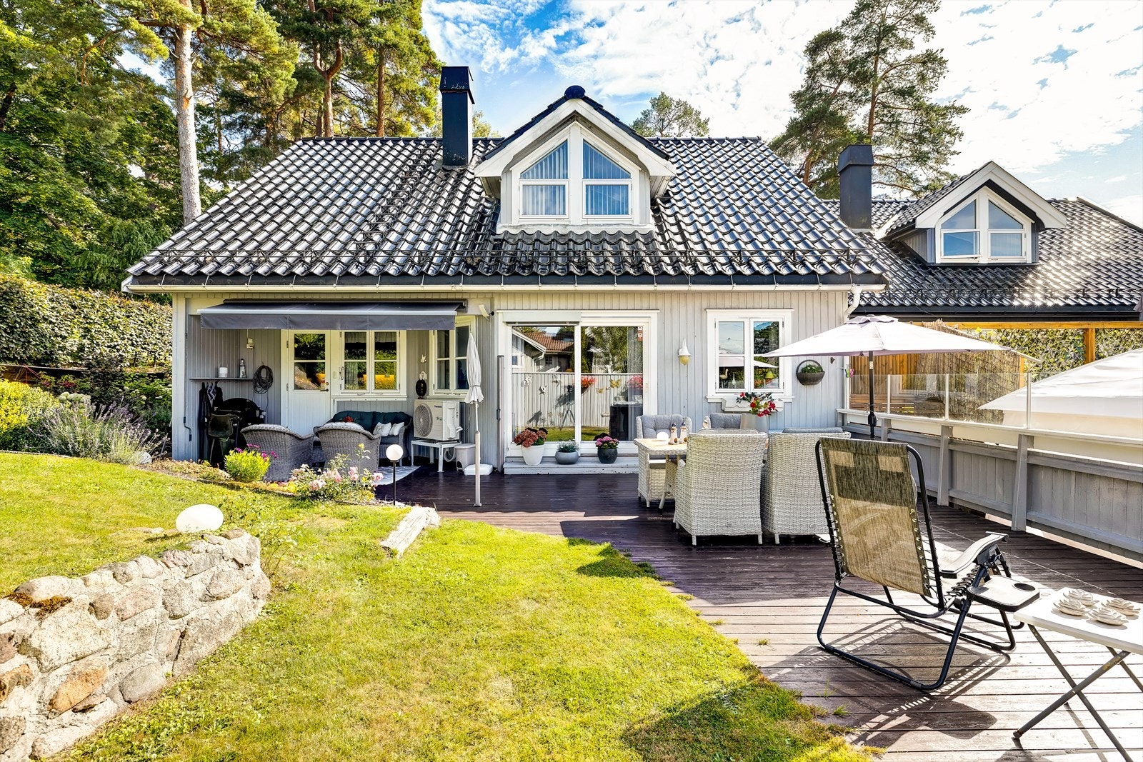 Boligen har fine uteområder som man kan nyte på de lange sommerkveldene. Galleribilde