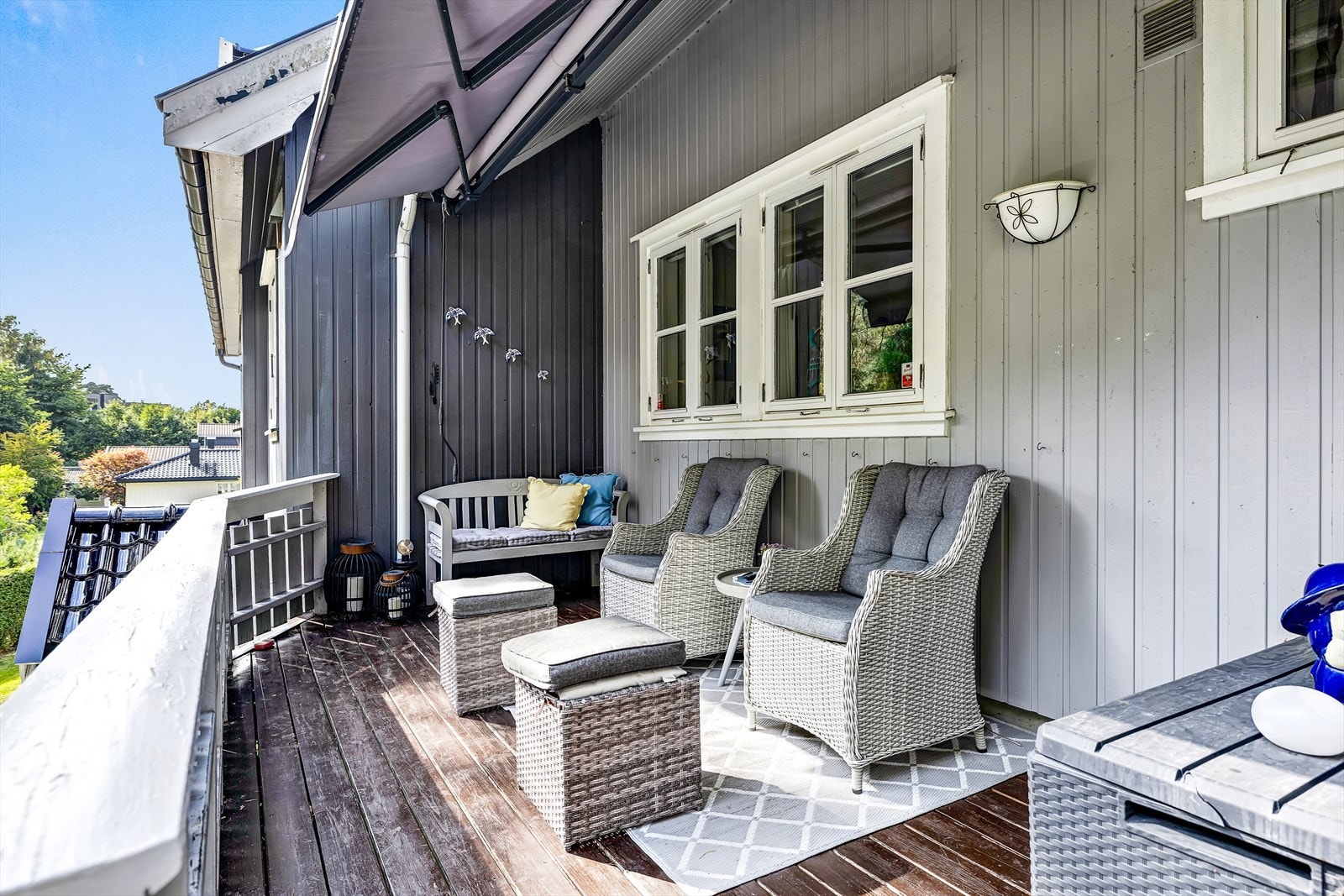 Verandaen oppe har plass til en liten sittegruppe Galleribilde