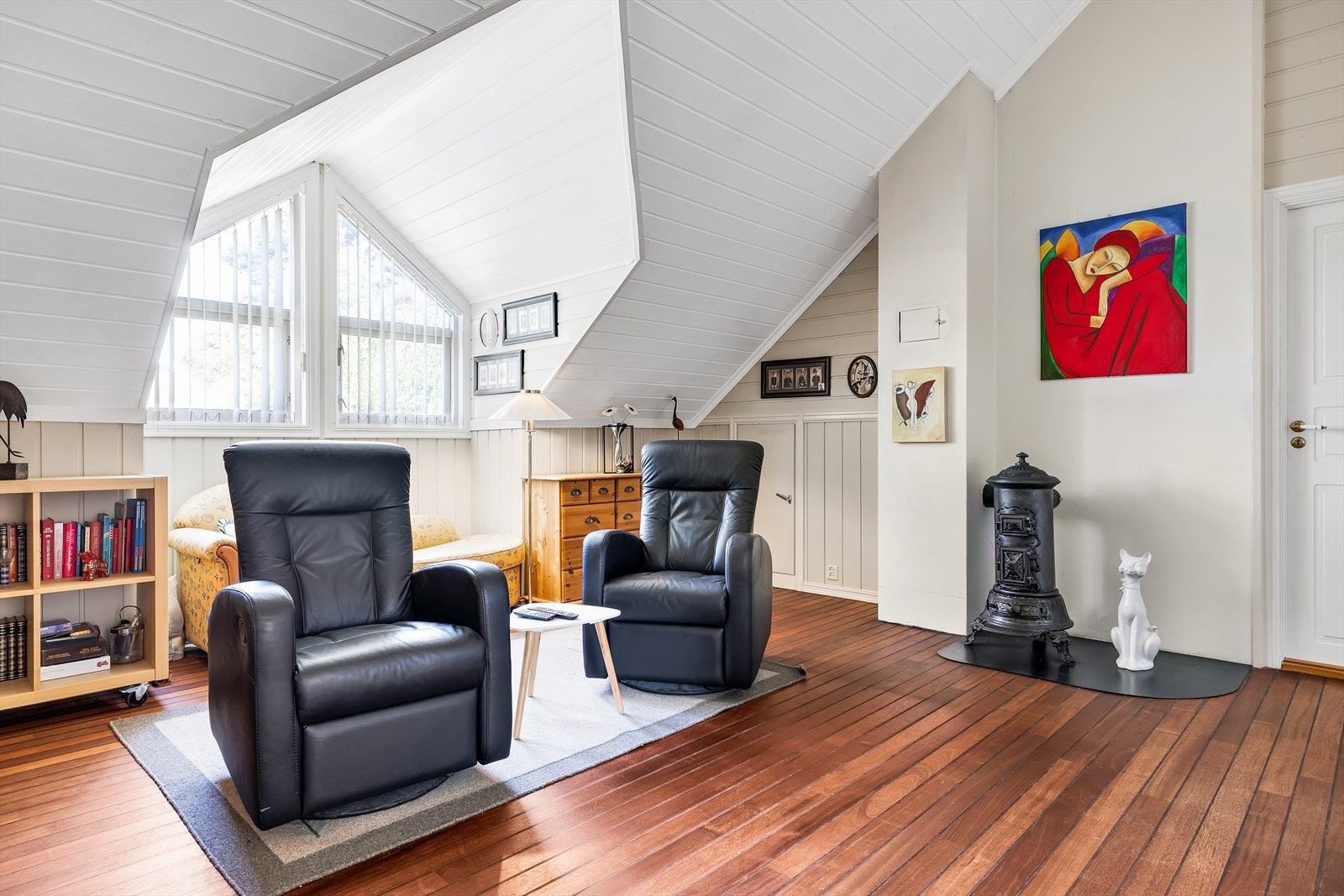 Lys og romslig loftstue. Galleribilde