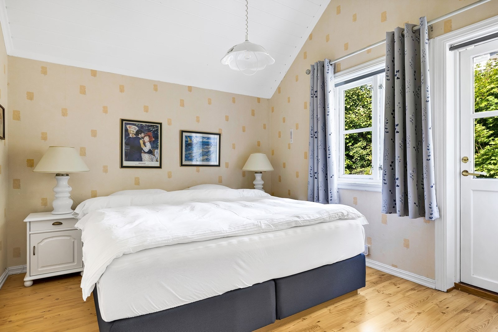 Hovedsoverommet har god plass til dobbeltseng og tilgang til garderobeskap. Med utgang til eget uteområde. Galleribilde