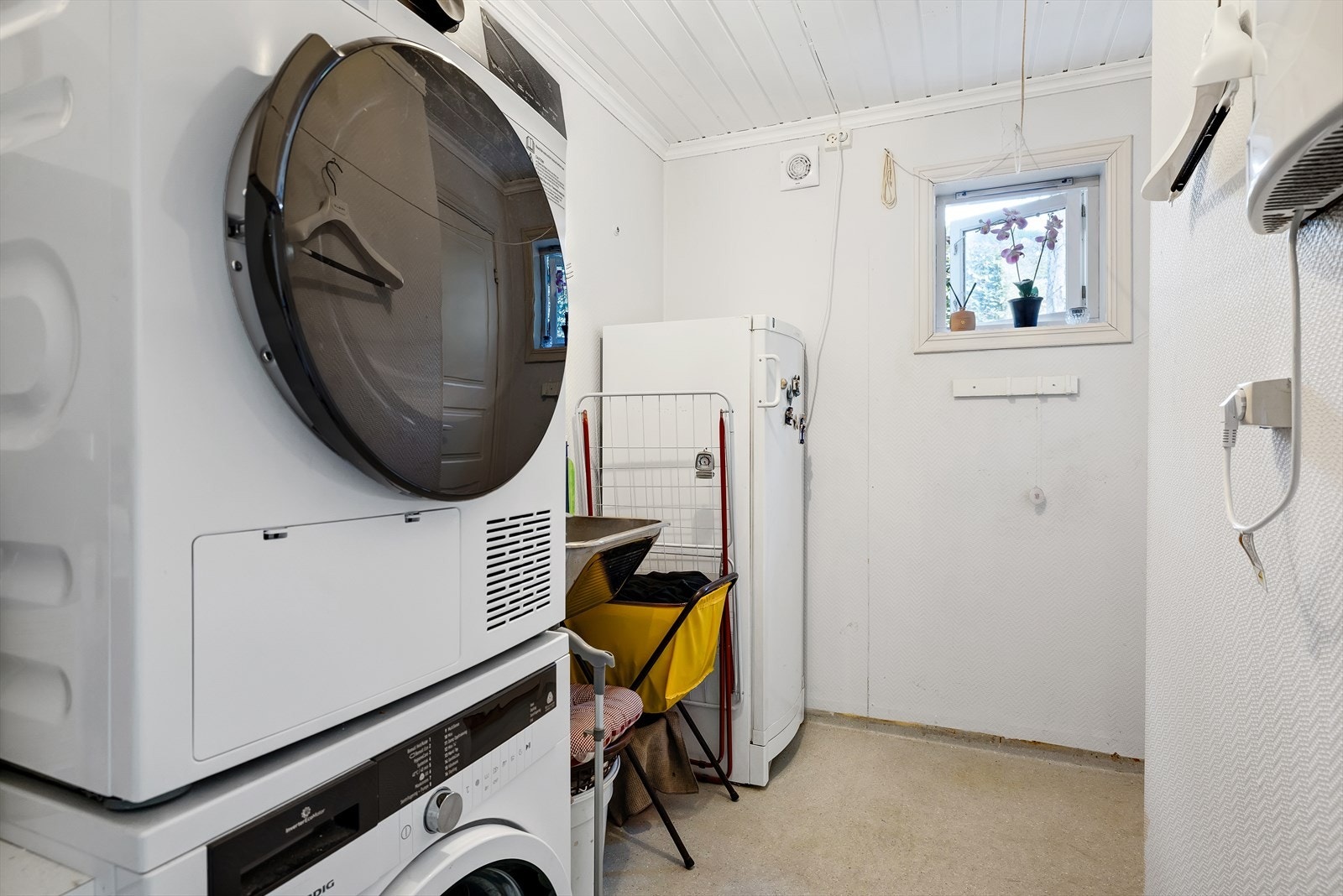 Praktisk med eget vaskerom. Det er også ekstra bod/kott inn til høyre. Galleribilde