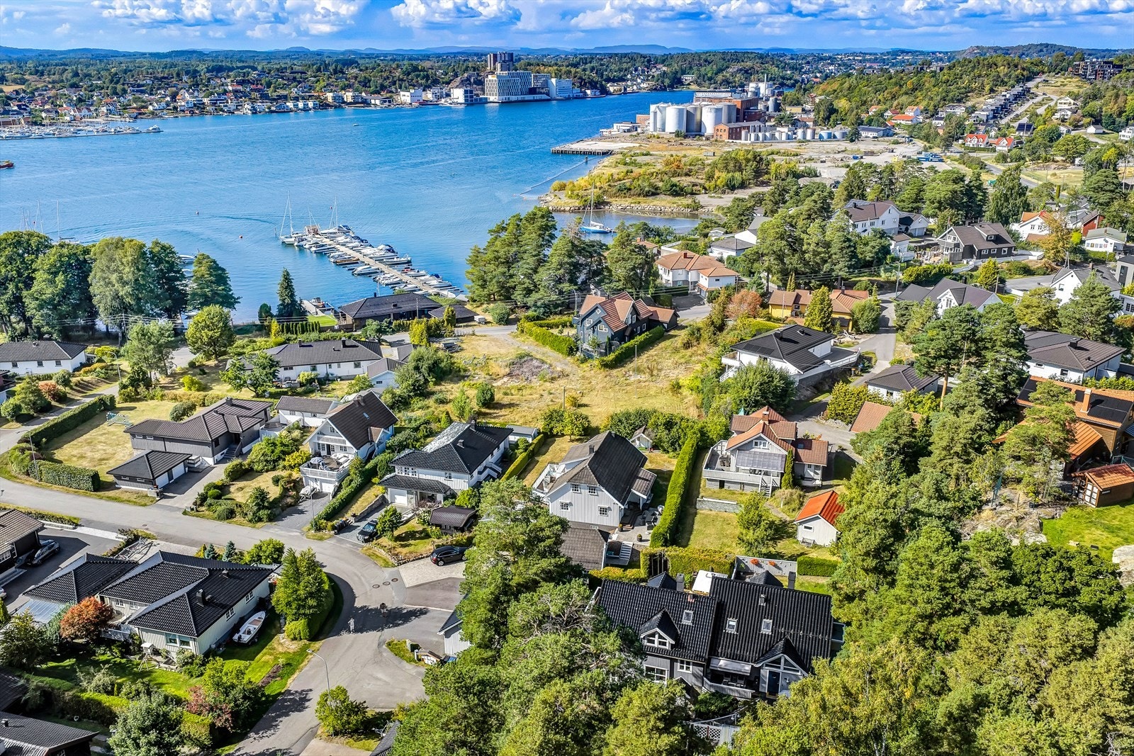 Det er kort veil til vann på begge sider av boligen med Asnes bryggene på den ene siden Galleribilde