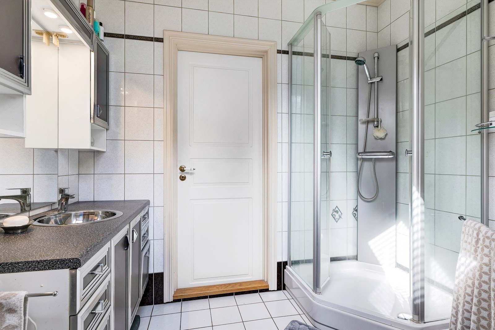 Dusjhjørne og innredning på badet er tilpasset rommets utforming. Galleribilde