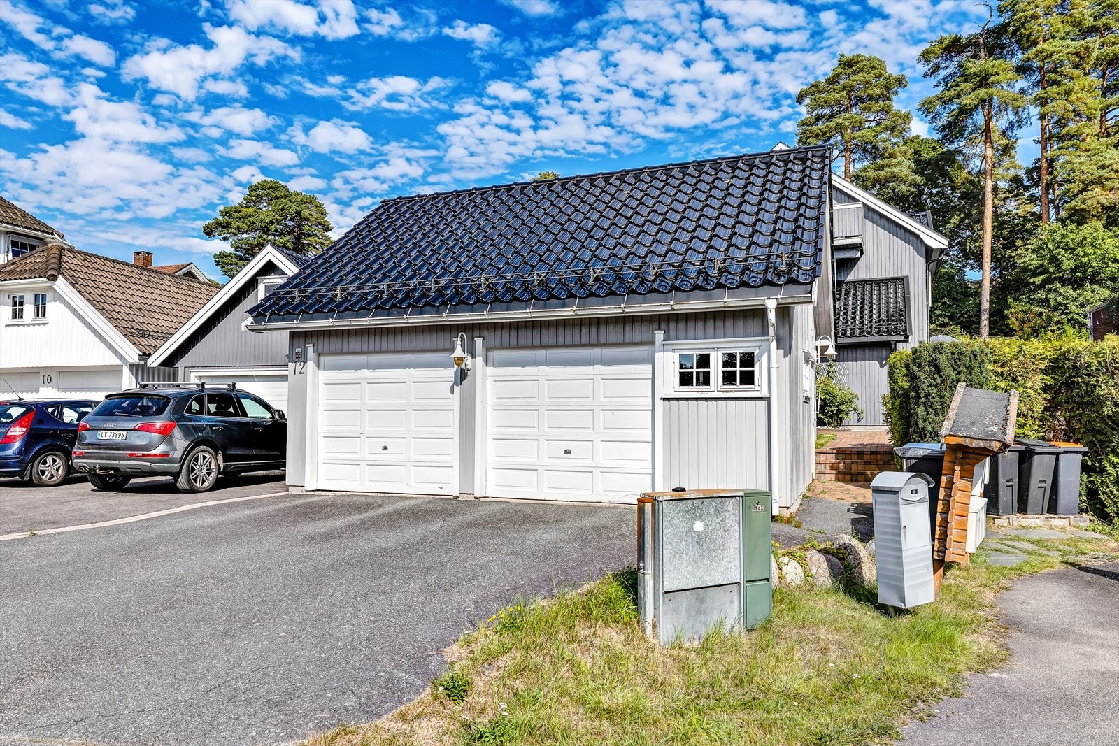 Dobbel garasje med god plass til to biler og parkering på utsiden. Galleribilde