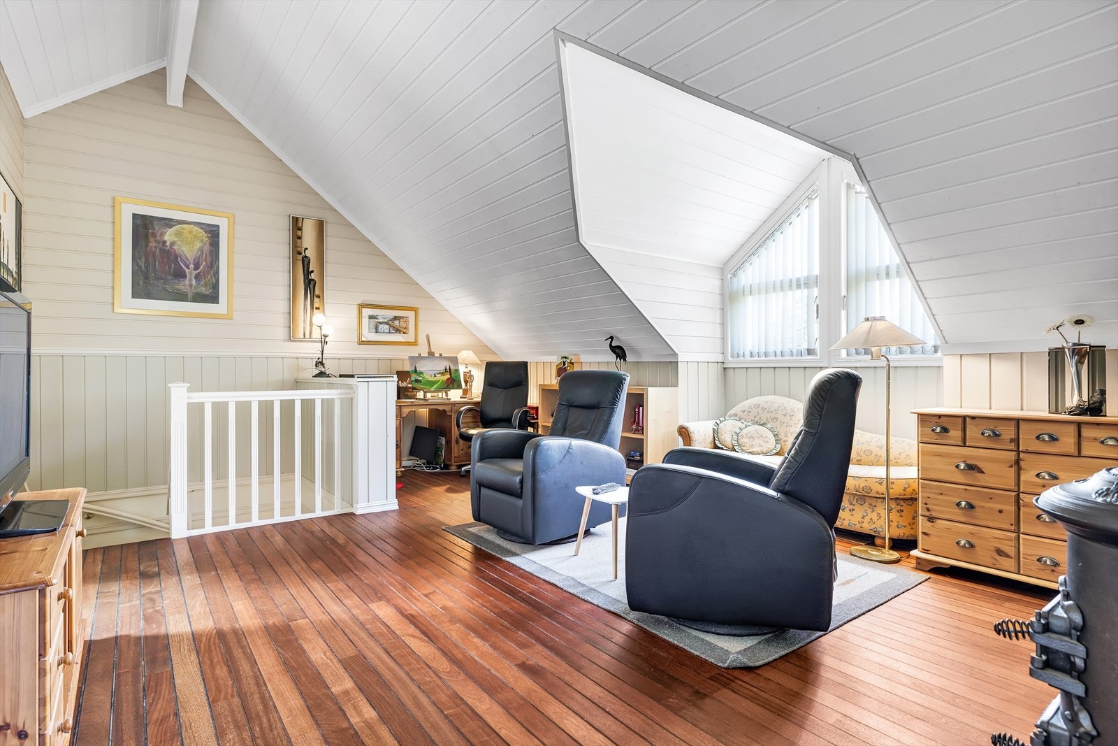 Store vindusflater i loftstuen gir rikelig med naturlig lys. Galleribilde