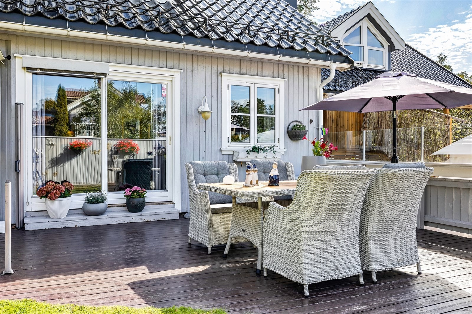 Terrassen har god plass til flere sittegrupper, grill og putekasser Galleribilde