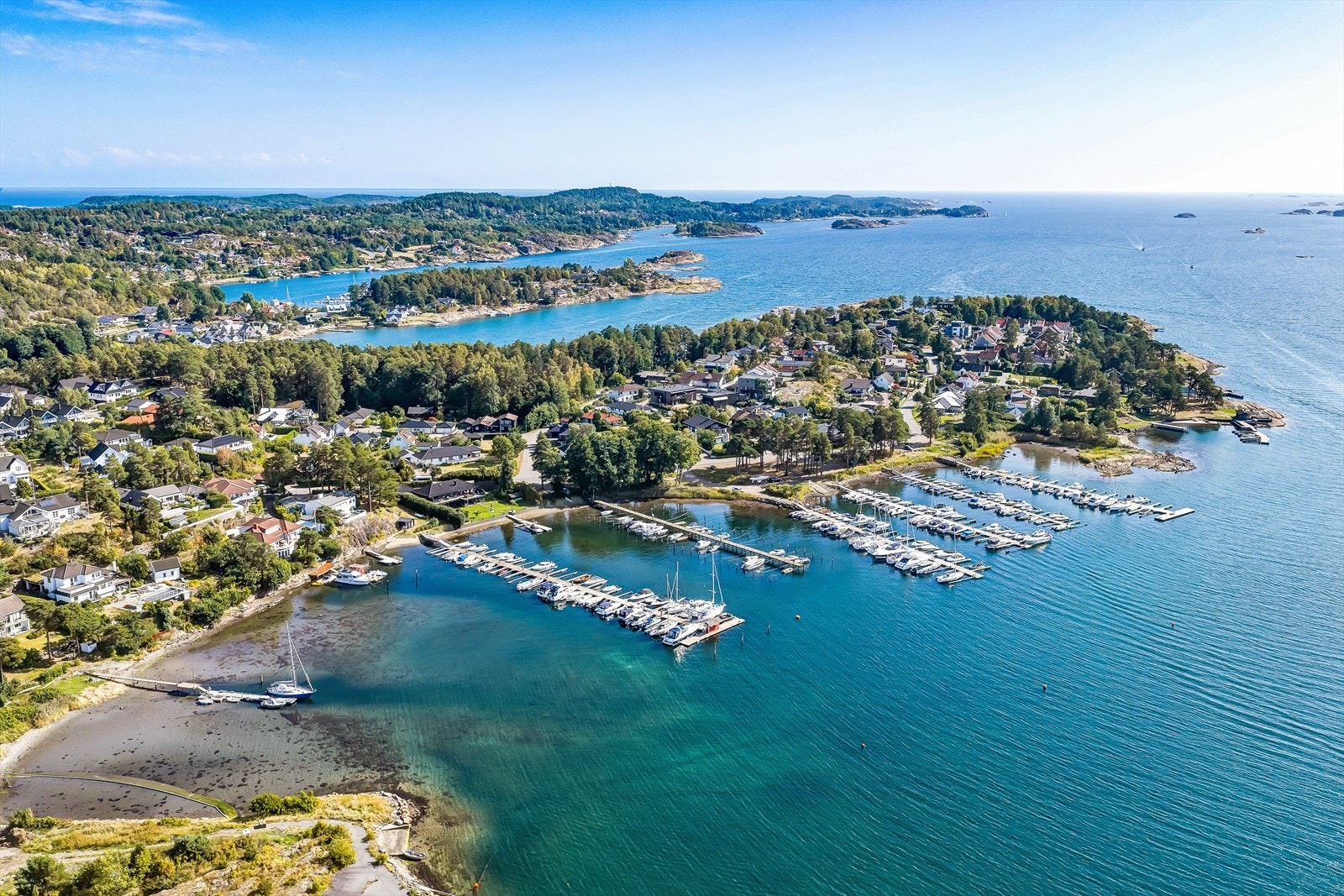 Eiendommen ligger i et attraktivt område med tilgang til marina og kystlandskap. Galleribilde