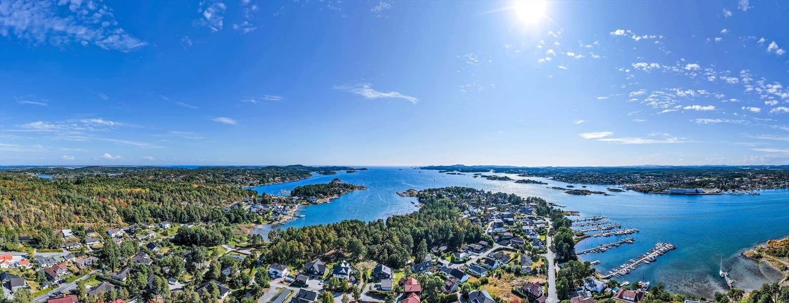 Den omkringliggende naturen gir en harmonisk og fredelig atmosfære med utsikt mot skjærgården. Galleribilde