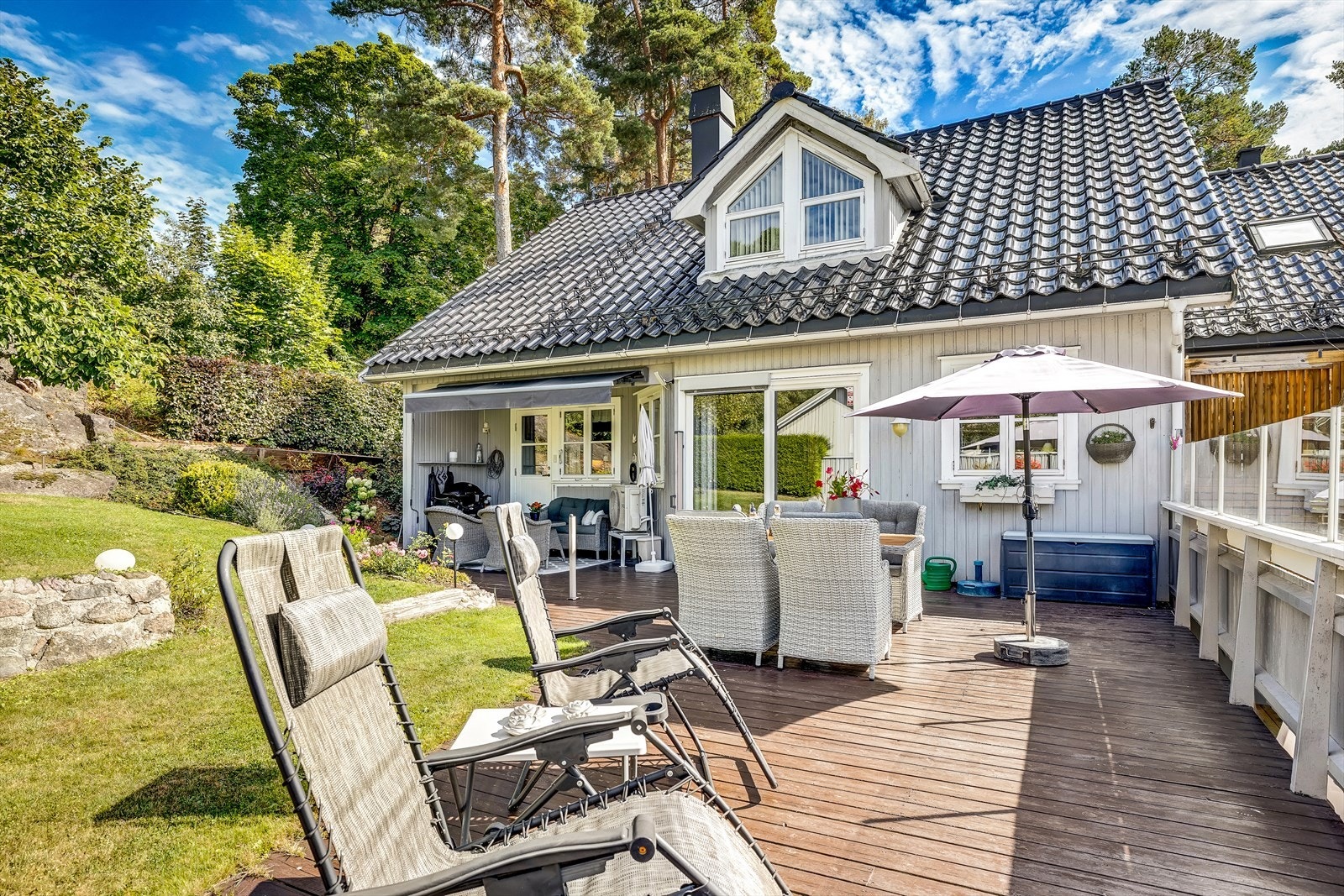 Romslig uteområde med gode solforhold. Galleribilde