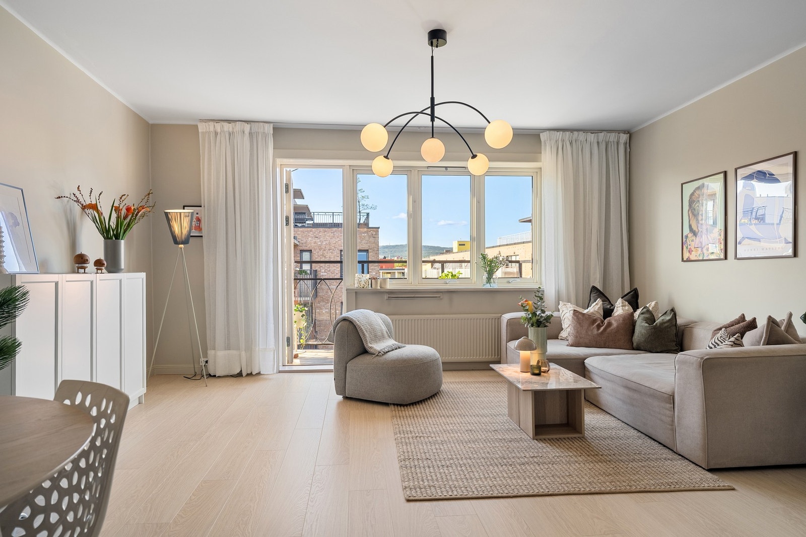Lekkert laminatgulv fra 2023 og vegger malt i tidsriktige farger gir boligen et moderne uttrykk. Galleribilde