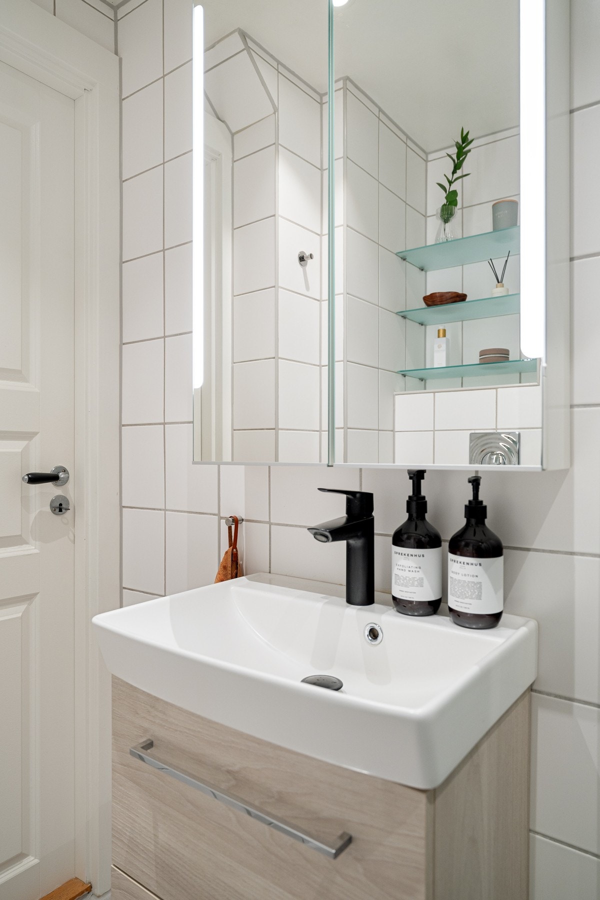 Badet ble oppgradert i 2023 med ny baderomsinnredning, speilskap og dusjbatteri m/garnityr. Galleribilde
