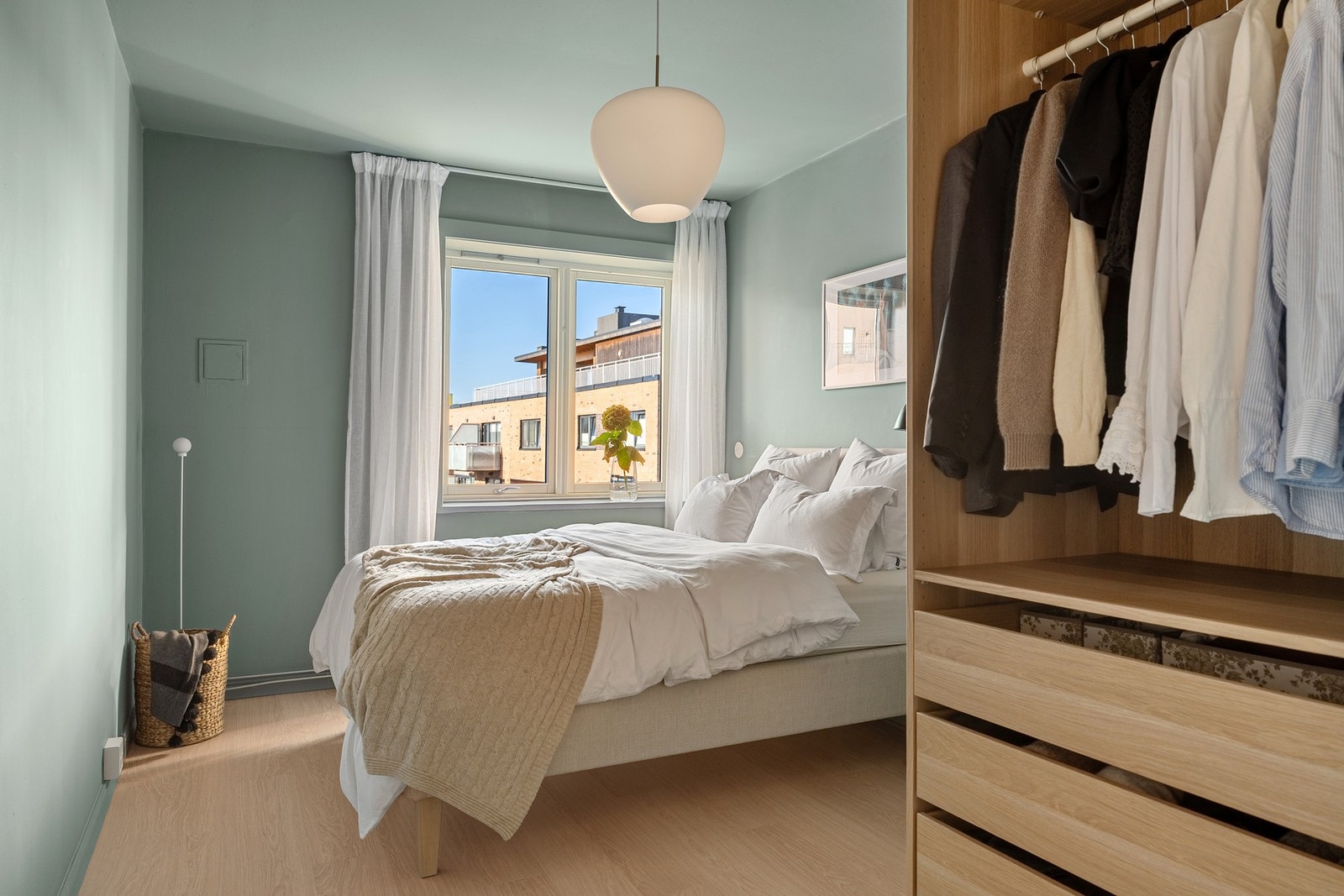 Svært romslig og innbydende soverom med plass til dobbeltseng og tilhørende nattbord. Galleribilde