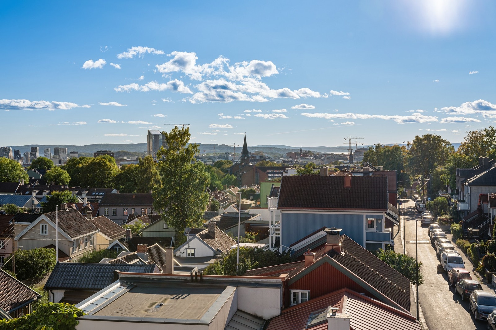 Fra balkongen kan du nyte herlig utsikt over den sjarmerende trehusbebyggelsen på Rodeløkka, med Oslofjorden i horisonten! Galleribilde