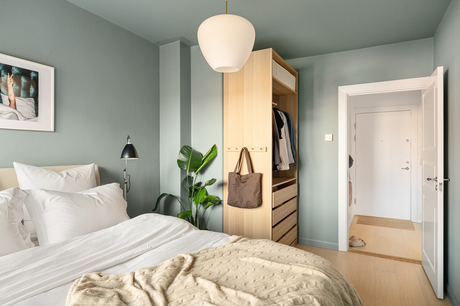 Godt med oppbevaringsplass i garderobeskap. Galleribilde