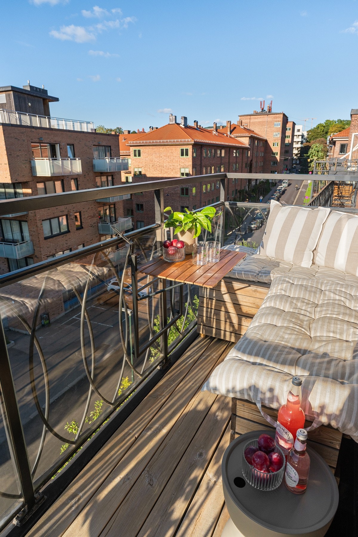 Balkongen er på ca. 3,8 kvm med plass til utemøblement. Galleribilde