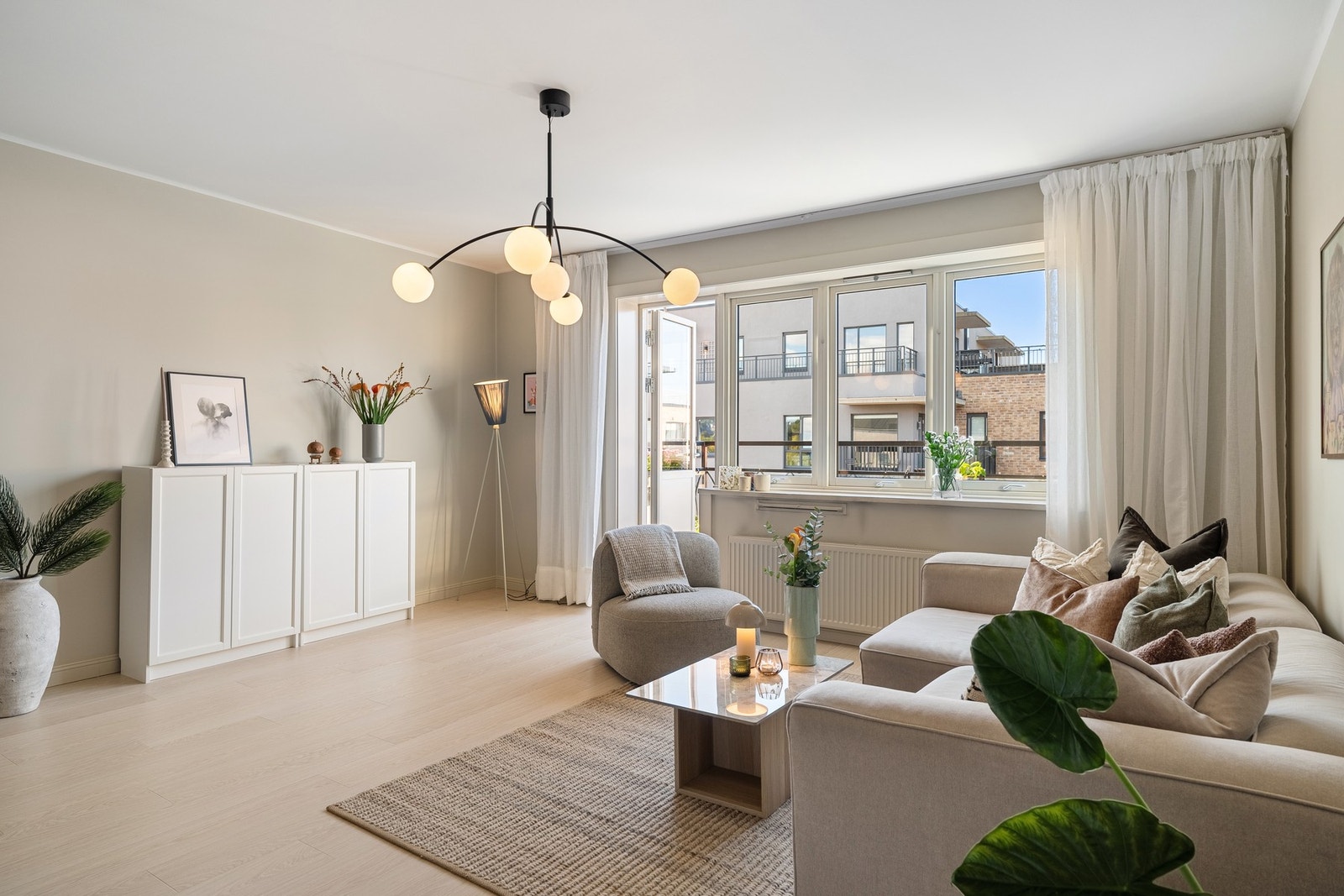 I hjertet av Rodeløkka vil du finne denne flotte leiligheten, med god intern beliggenhet i byggets toppetasje. Galleribilde
