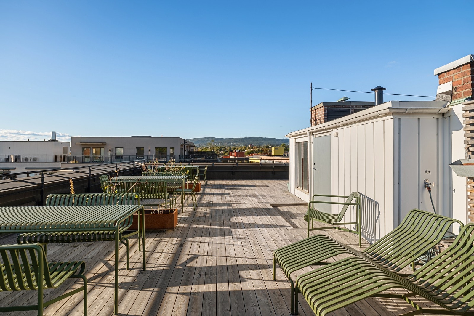 Takterrassen har flere sittebenker og solsenger. Galleribilde