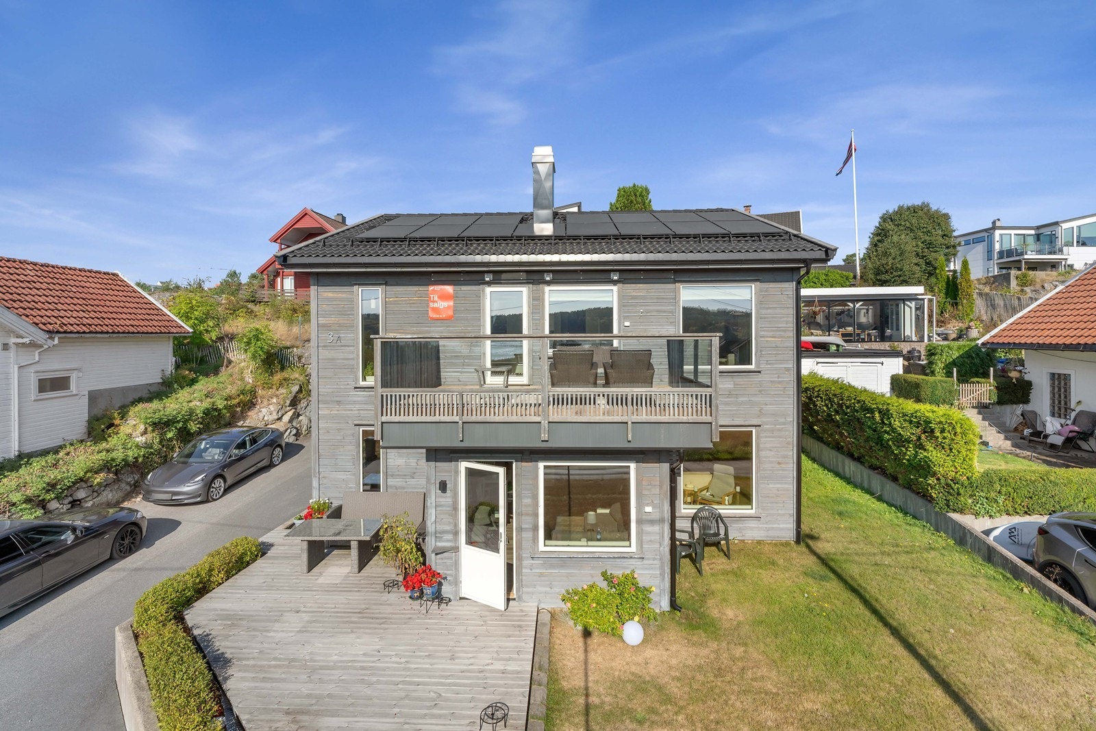 På fasaden mot sjøen er det en stor balkong med nydelig sjøutsikt Galleribilde