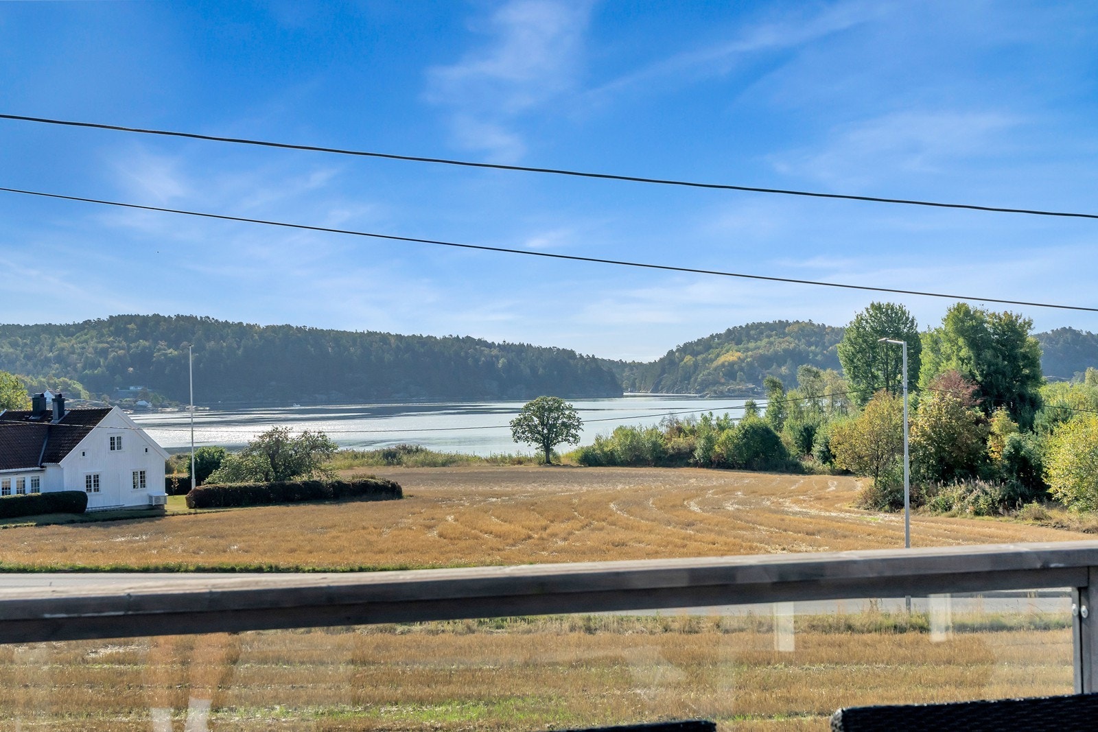 Boligen har en nydelig beliggenhet med utsikt til Tingsakerfjorden Galleribilde