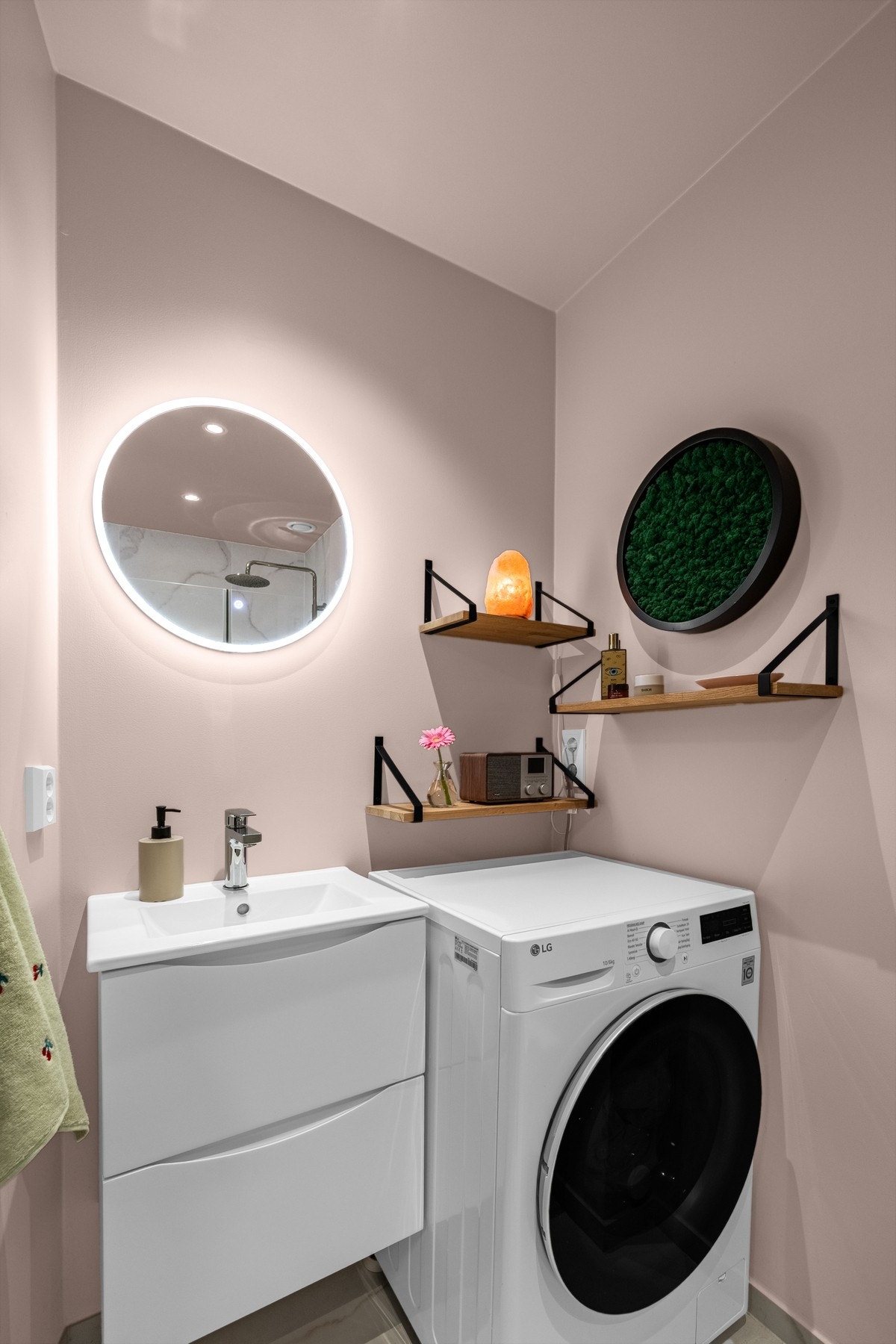 Badet har opplegg for vaskemaskin. Kombi vaskemaskin/tørketrommel medfølger leiligheten Galleribilde