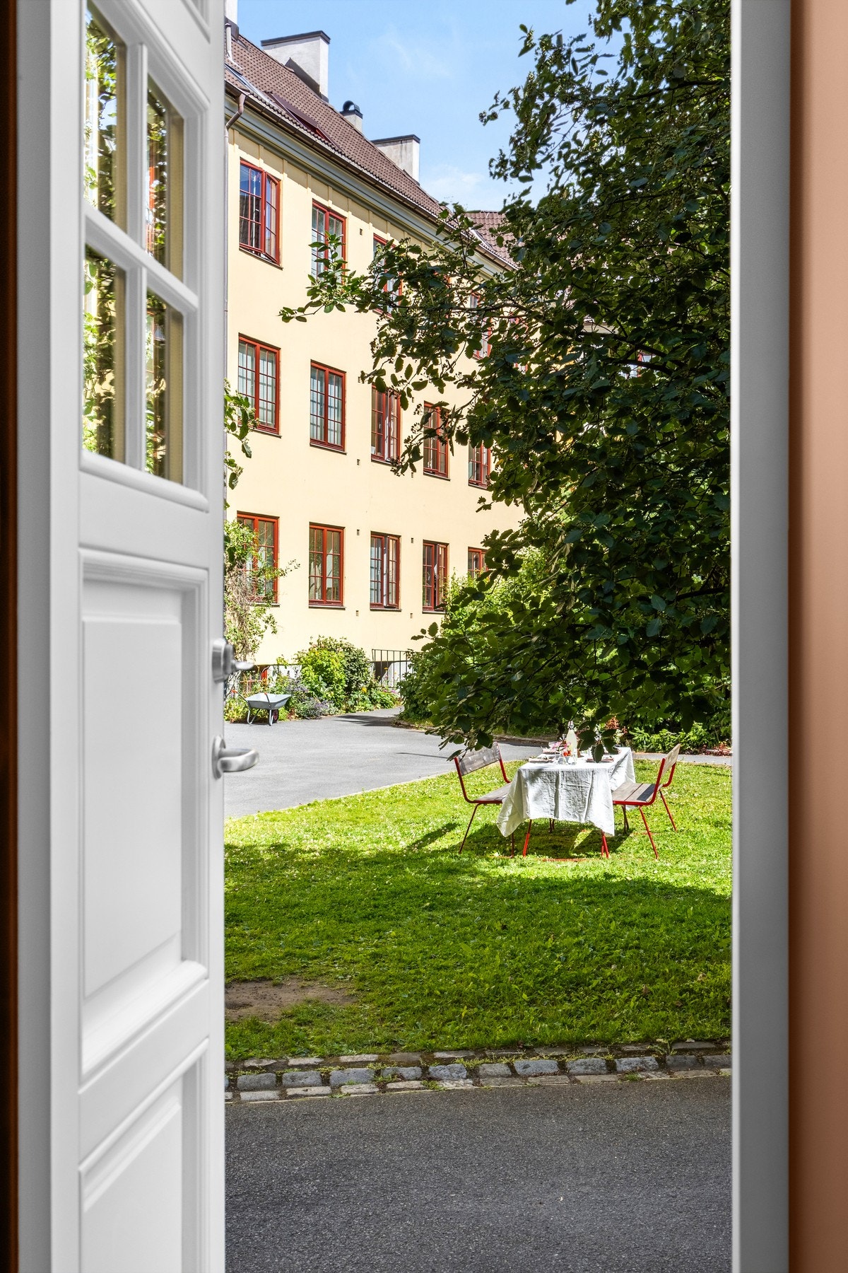 Fra spisestuen er det direkte utgang via dør til felles bakgård. Her er det hyggelig å ta med morgenkaffen på trappen Galleribilde
