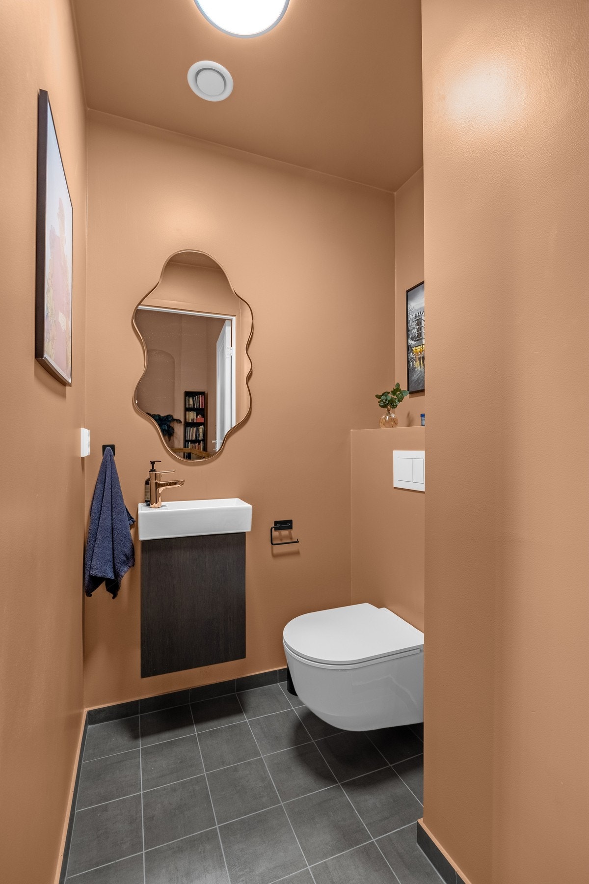 Leiligheten har et separat wc i 1. etasje og bad med wc i underetasjen Galleribilde