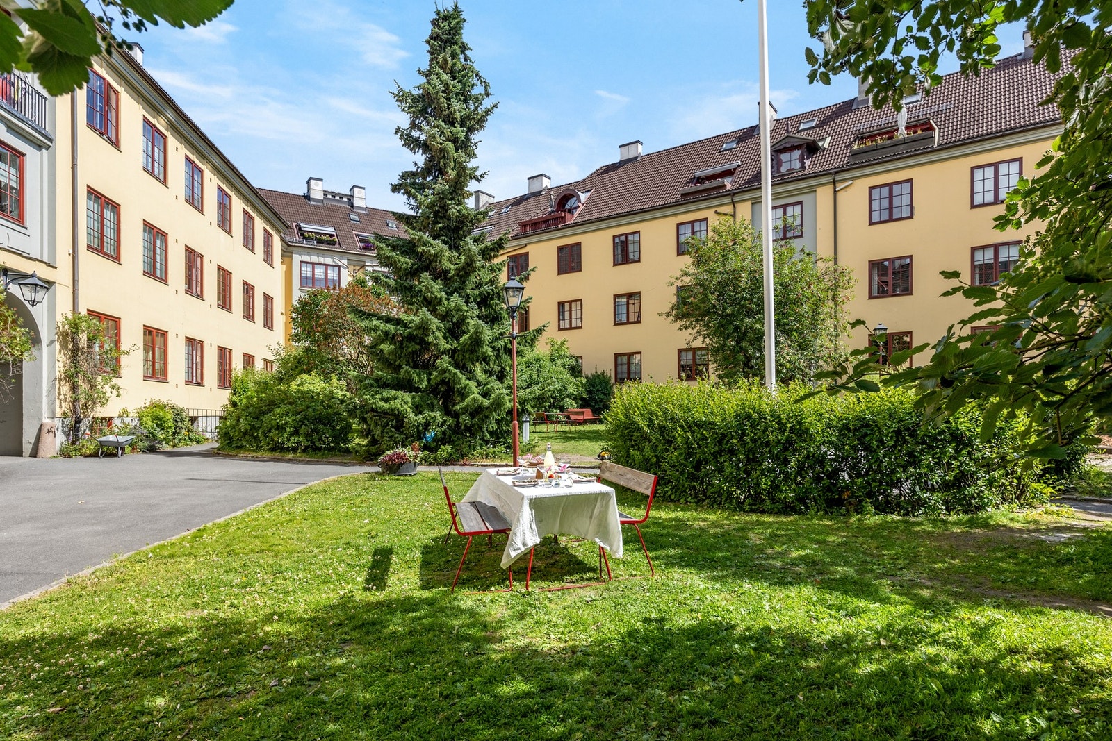 Borettslaget har en fantastisk flott parkmessig felles bakgård Galleribilde