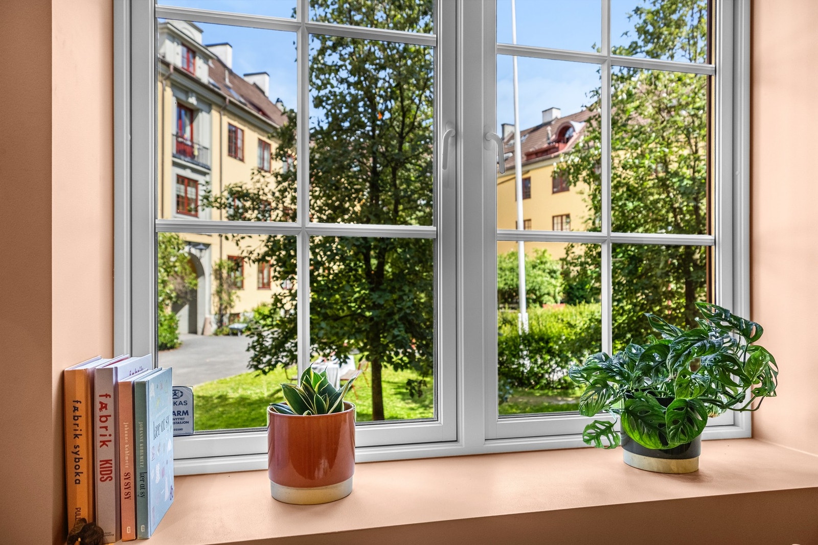 Store vinduer med brede vinduskarmer ut mot bakgården Galleribilde