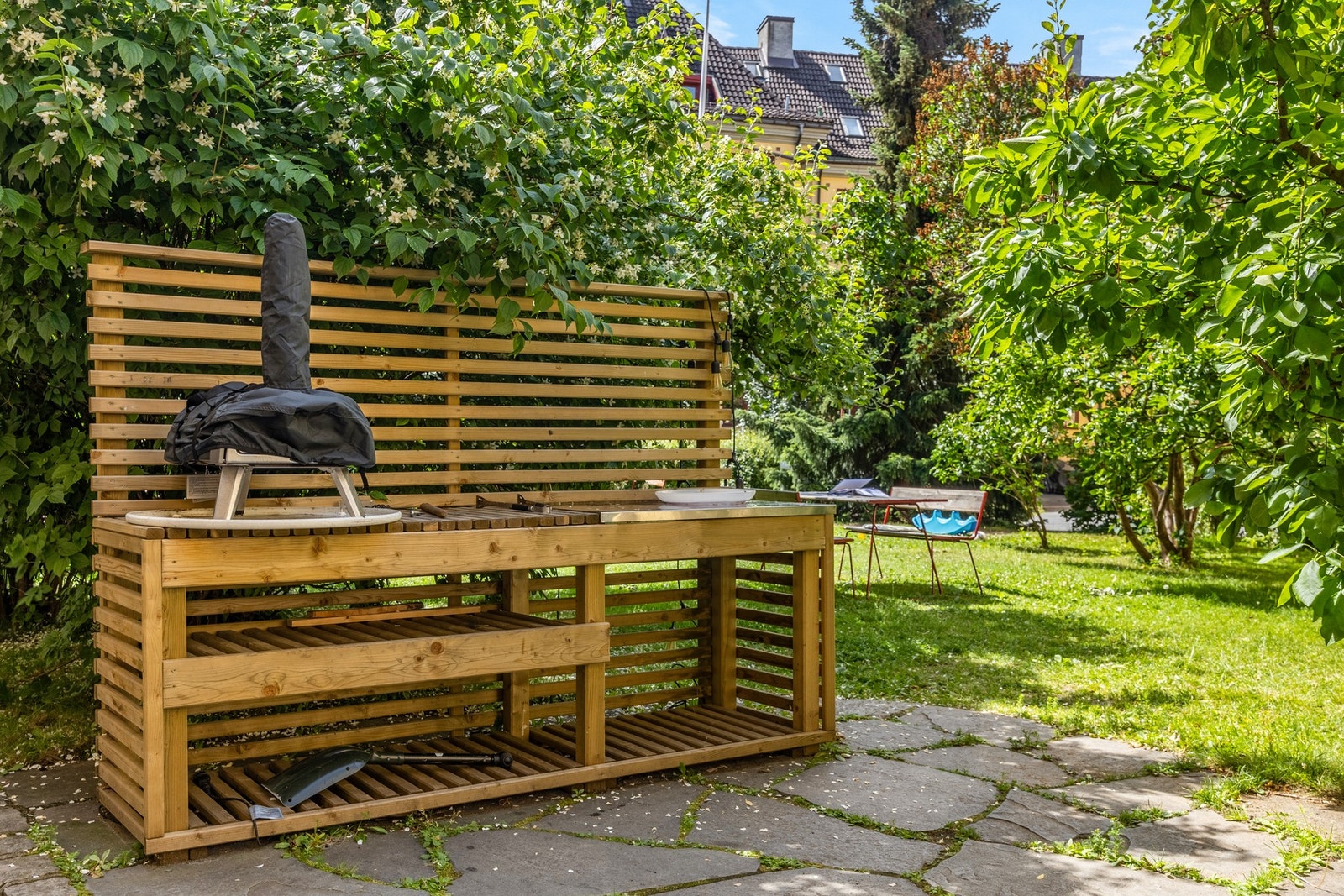 Det er pizzaovn, grill og bålpanne i bakgården Galleribilde