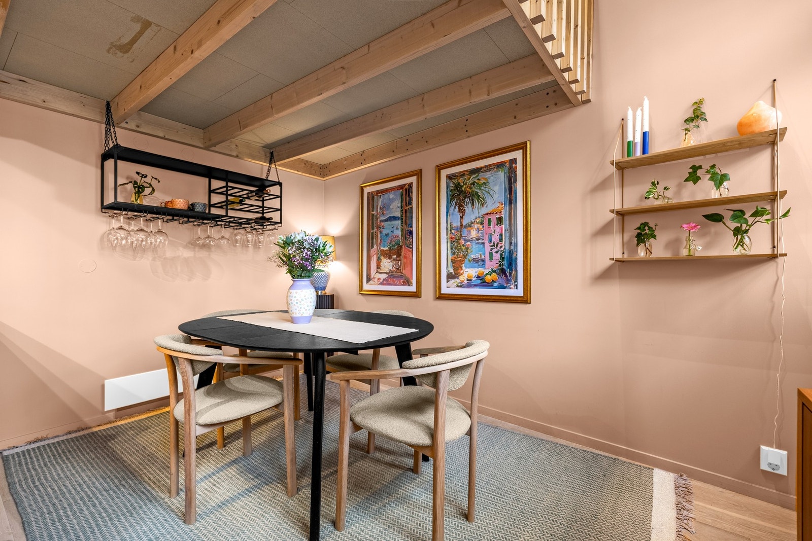Plass til stort spisebord under hemsen Galleribilde