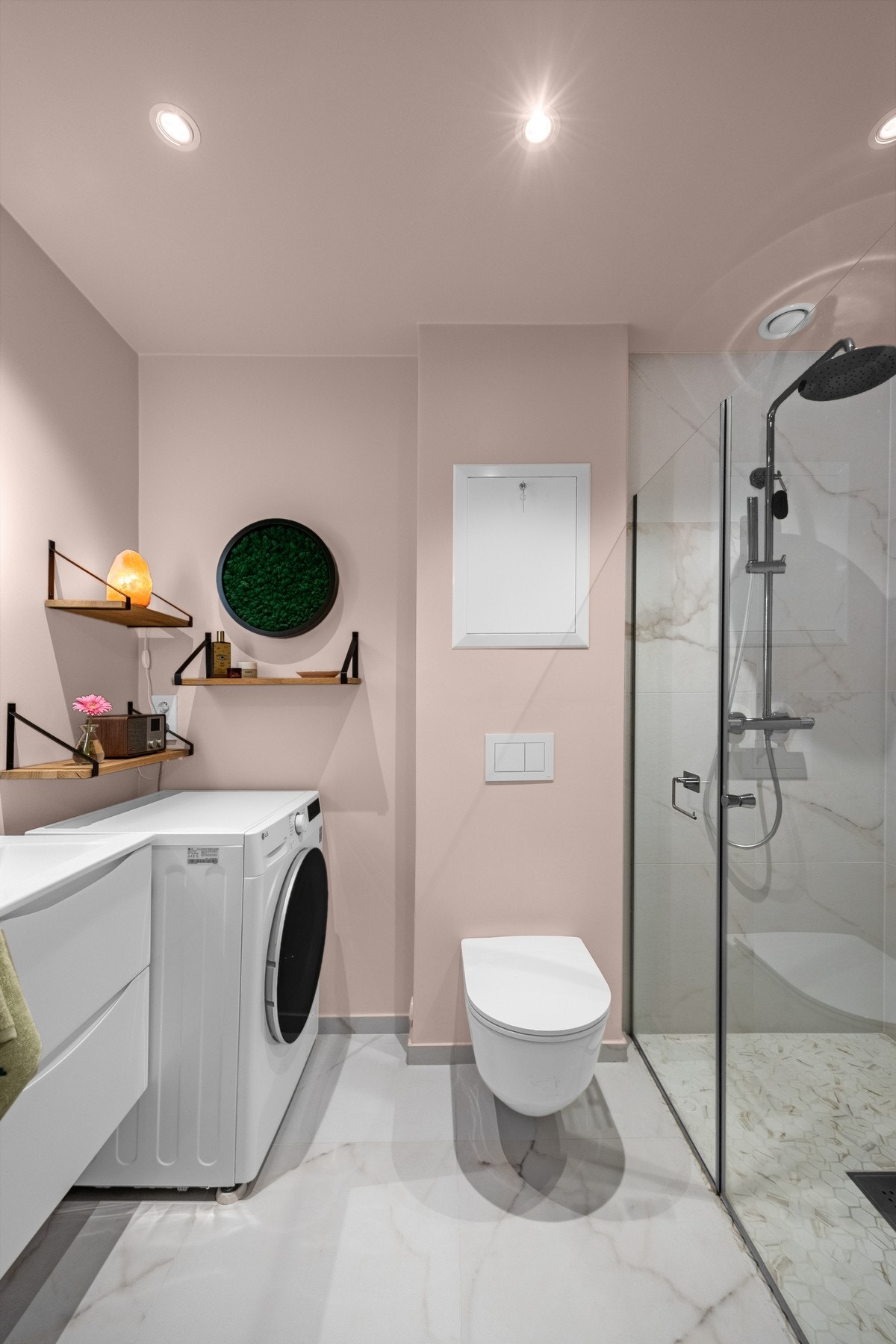 Lekkert bad med wc i underetasjen som ligger i direkte tilknytning til soverommet Galleribilde