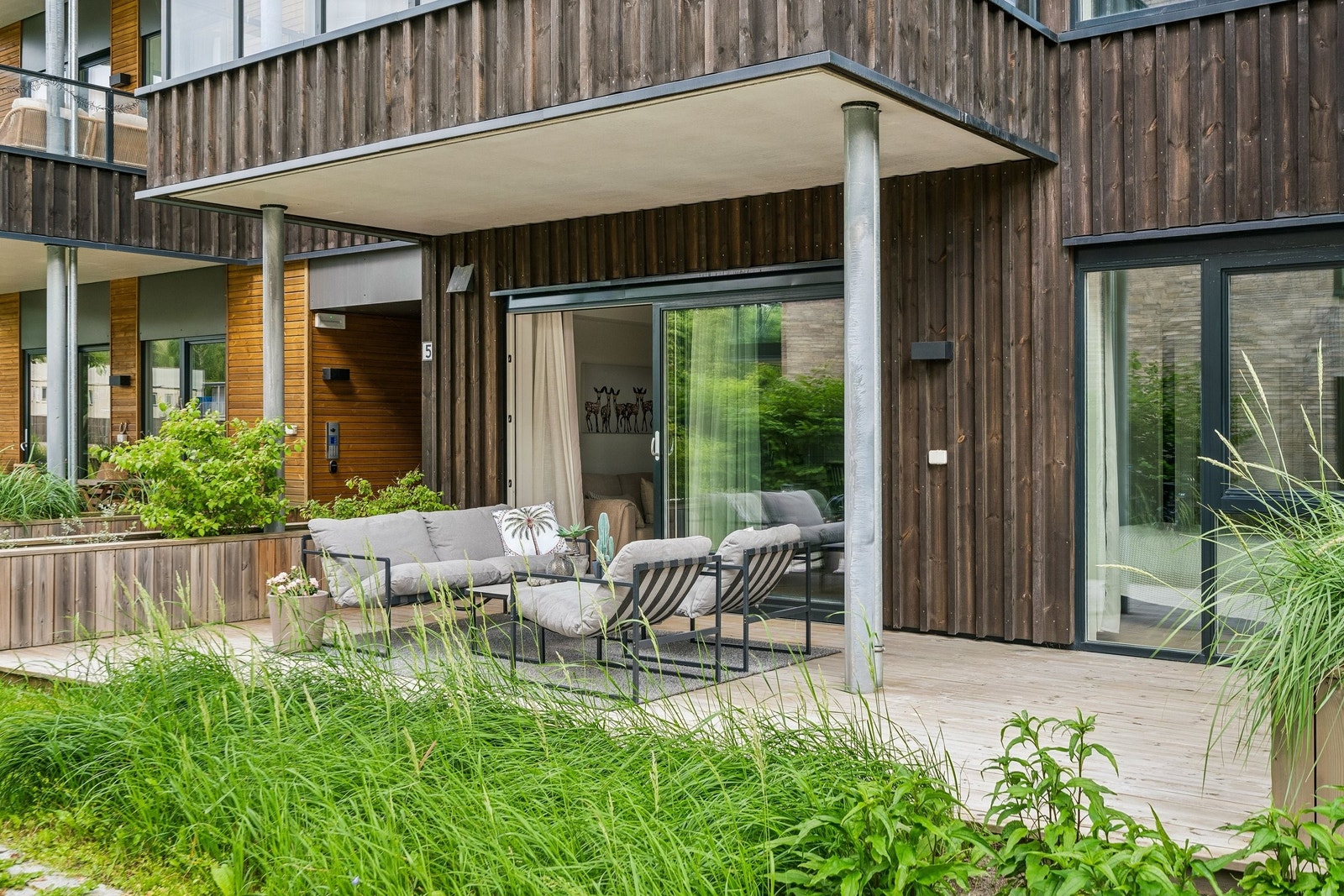 God plass til grill, møbler og planter Galleribilde