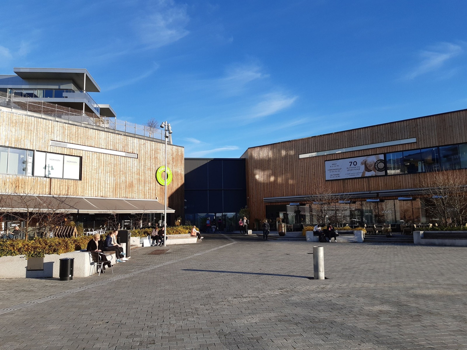 Fornebusenteret har kjøpesenter og helsehus (lege, tannlege, treningssenter) Galleribilde
